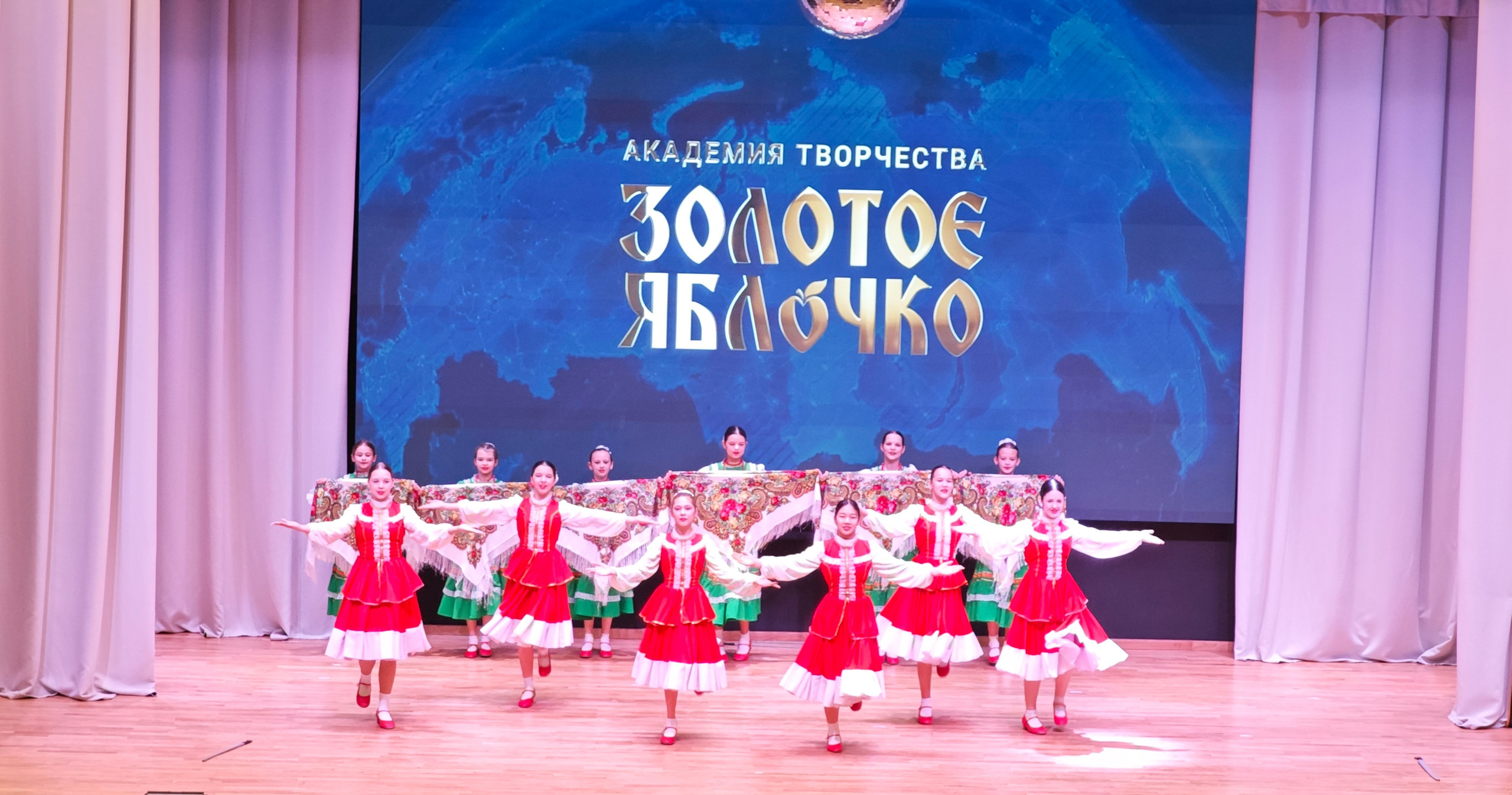 1 ноября 2025 г, г. Бохтар, Таджикистан. Золотое яблочко