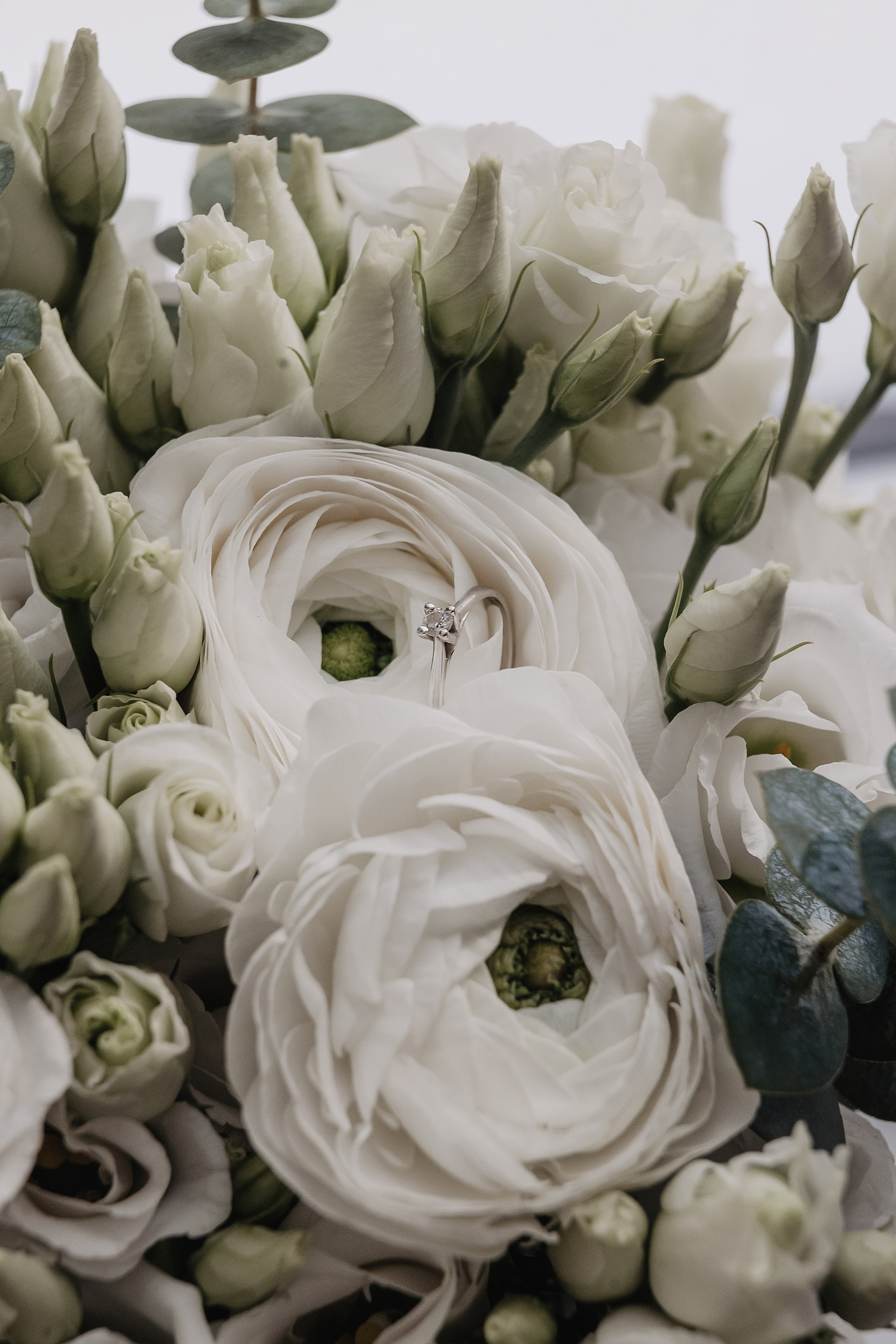 свадебный букет и помолвочное кольцо