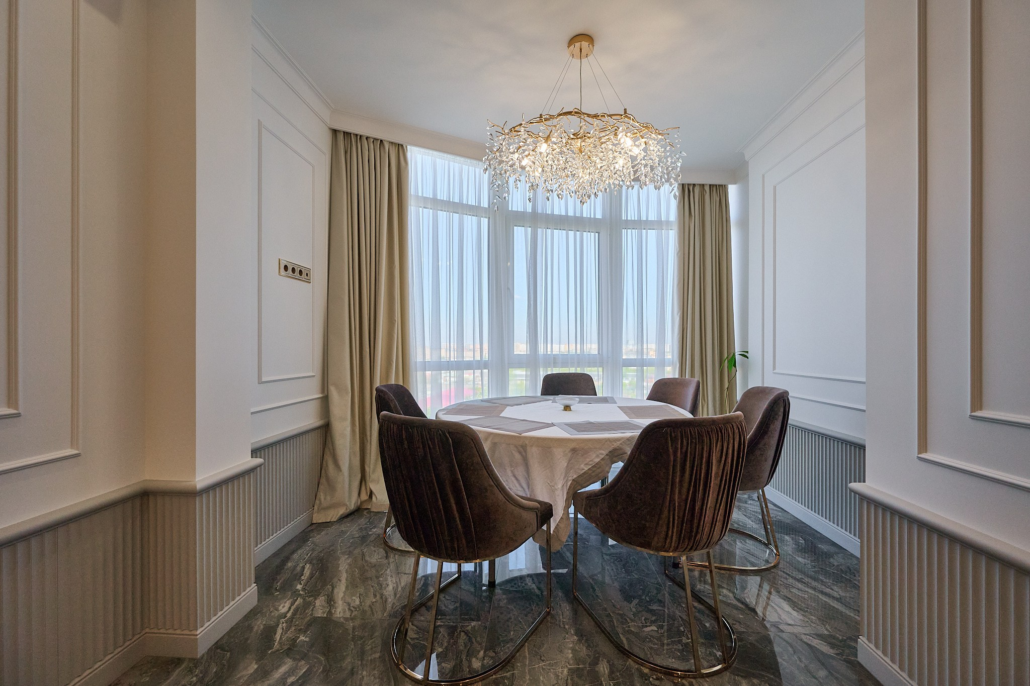белый стол с темными коричневыми стулом светлые шторы панорамные окна 