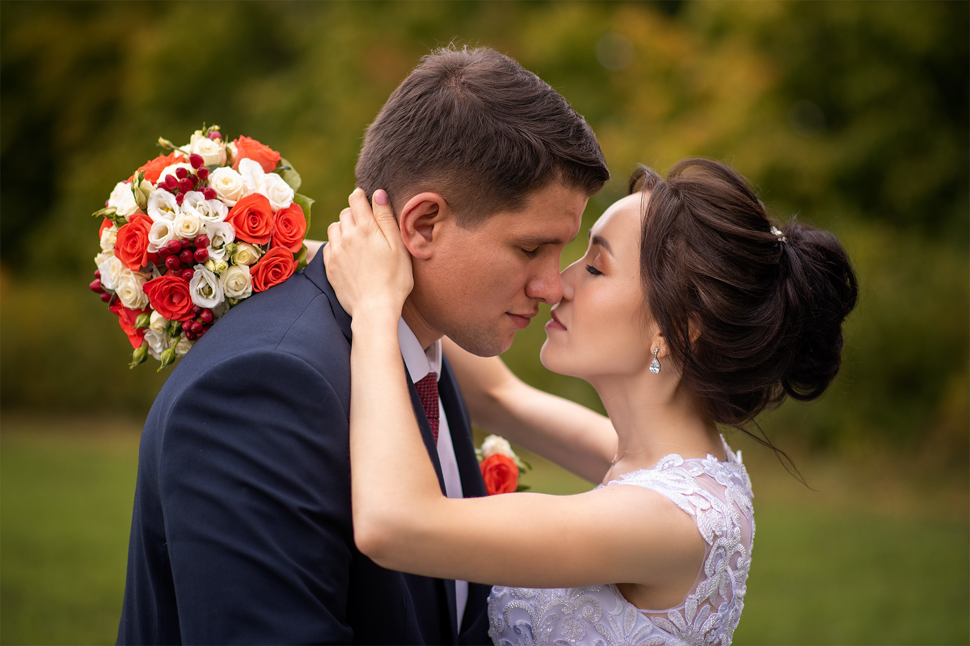 Влюбленная пара целуется