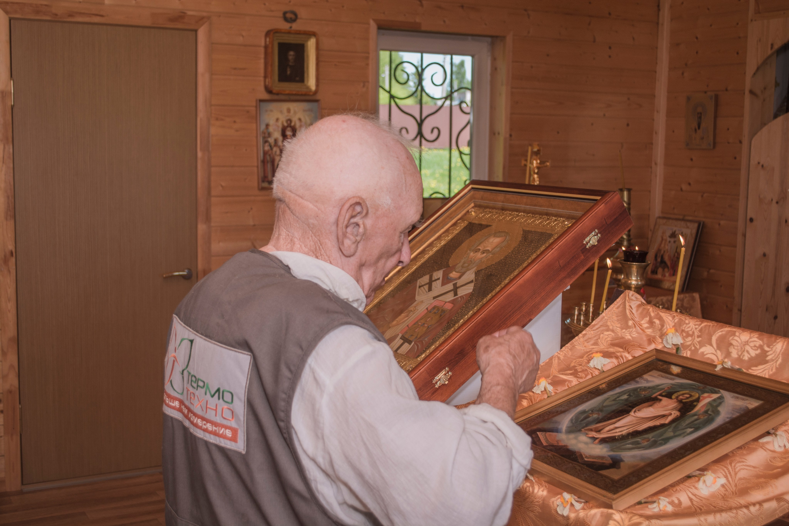 Крещение Василисы в храме Николая Чудотворца в д. Старый погост. Фотограф Евгений Егоров