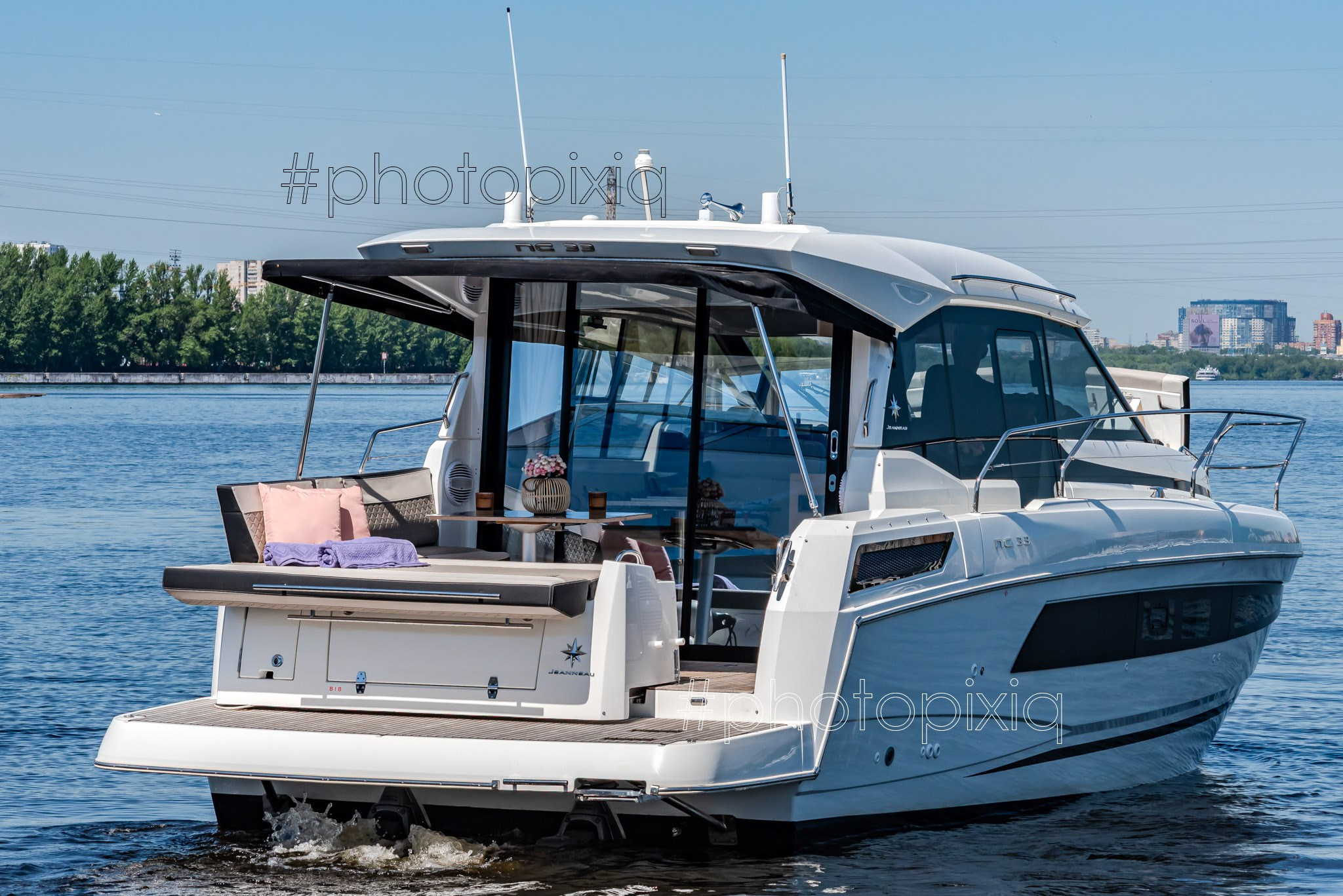 Фотосъёмка яхты Jeanneau NC 33 для брокера. Интерьерная съёмка и виртуальные туры — Интерьерный фотограф Кузнецов Сергей (photopixiq)