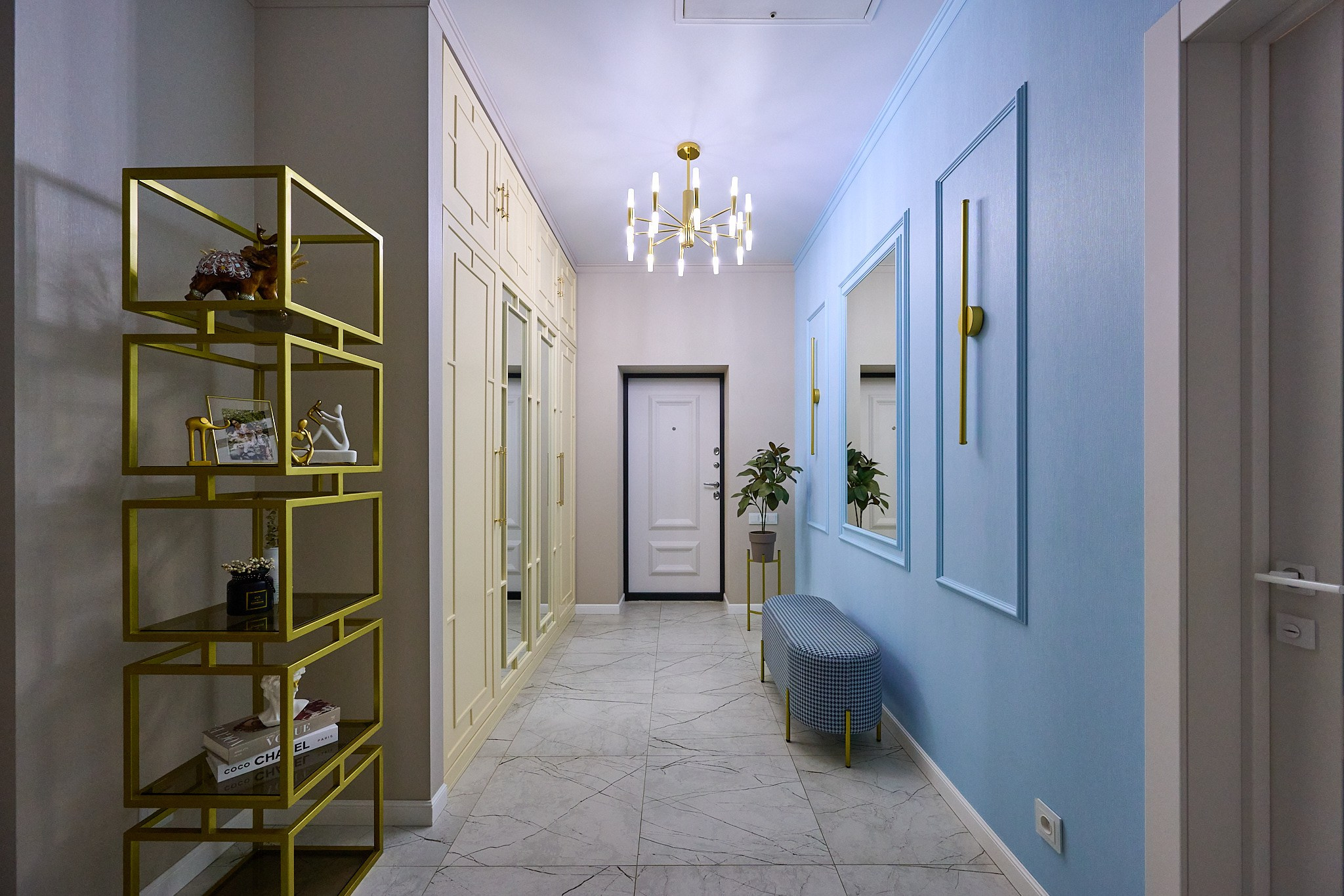 коридор в голубом цвете входная белая дверь 