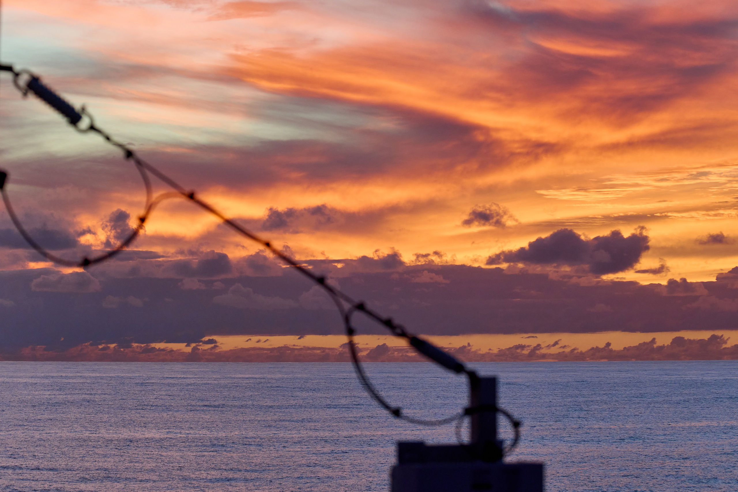 закат в море с элементами антенны 