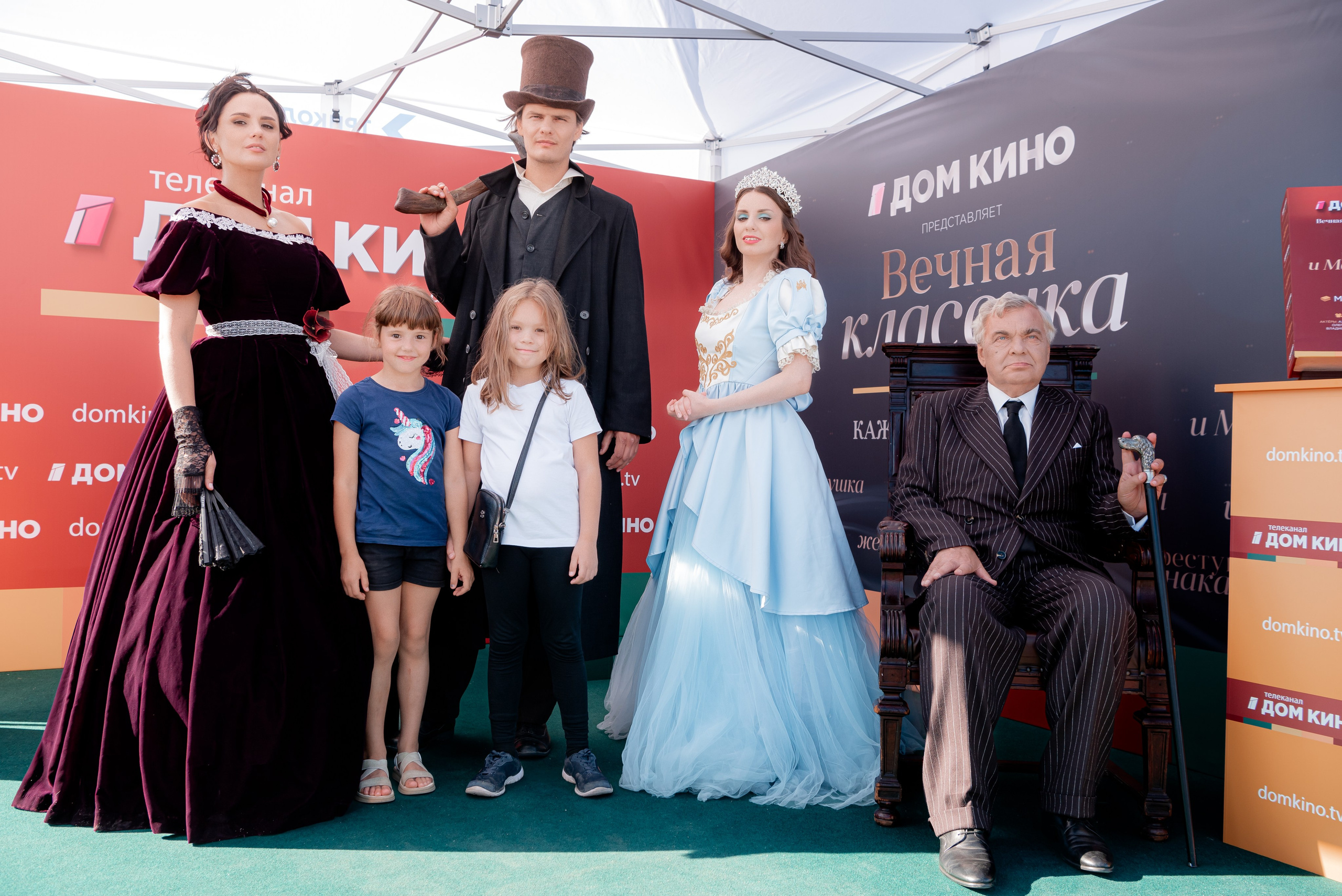 Портретные фото с артистами в палатке Триколор Дом Кинов на день города Волгоград. Фотограф в Волгограде и Волжском Александр Горбань