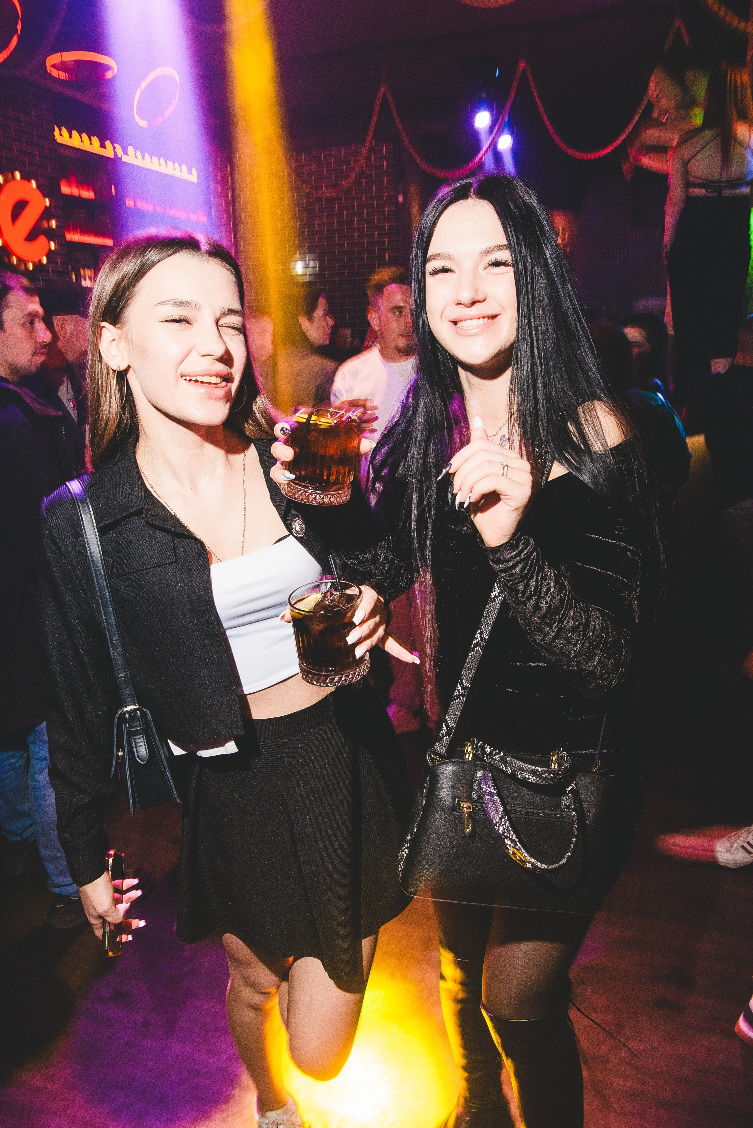 Фотоотчёты о вечеринках для НеБар Волгоград. Или стиль «пьяный фотограф». Фотограф в Волгограде и Волжском Александр Горбань