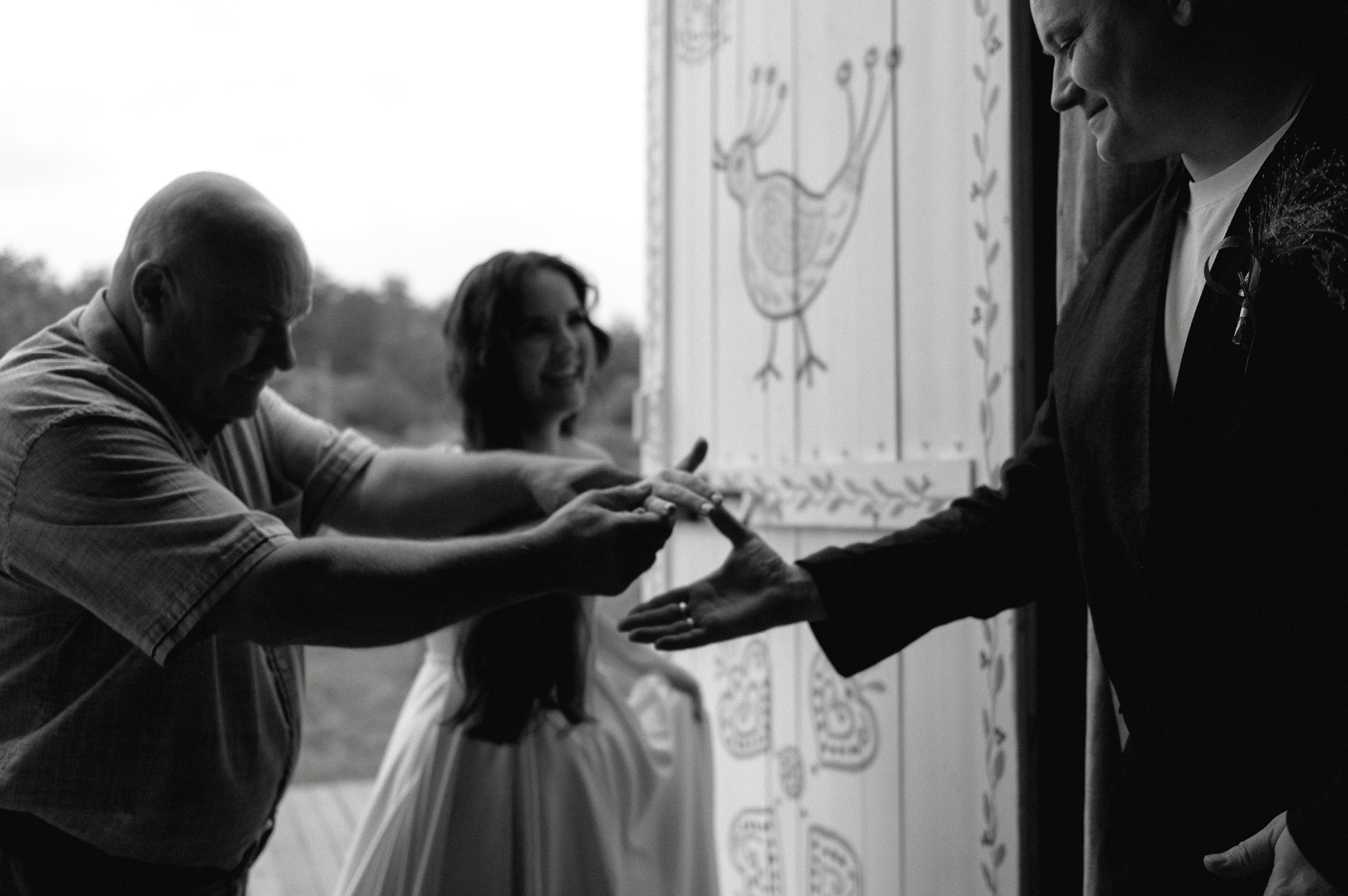 Зеленая тропа, уютная свадьба под дождем. Афина Ефимова. Свадебный фотограф Москва