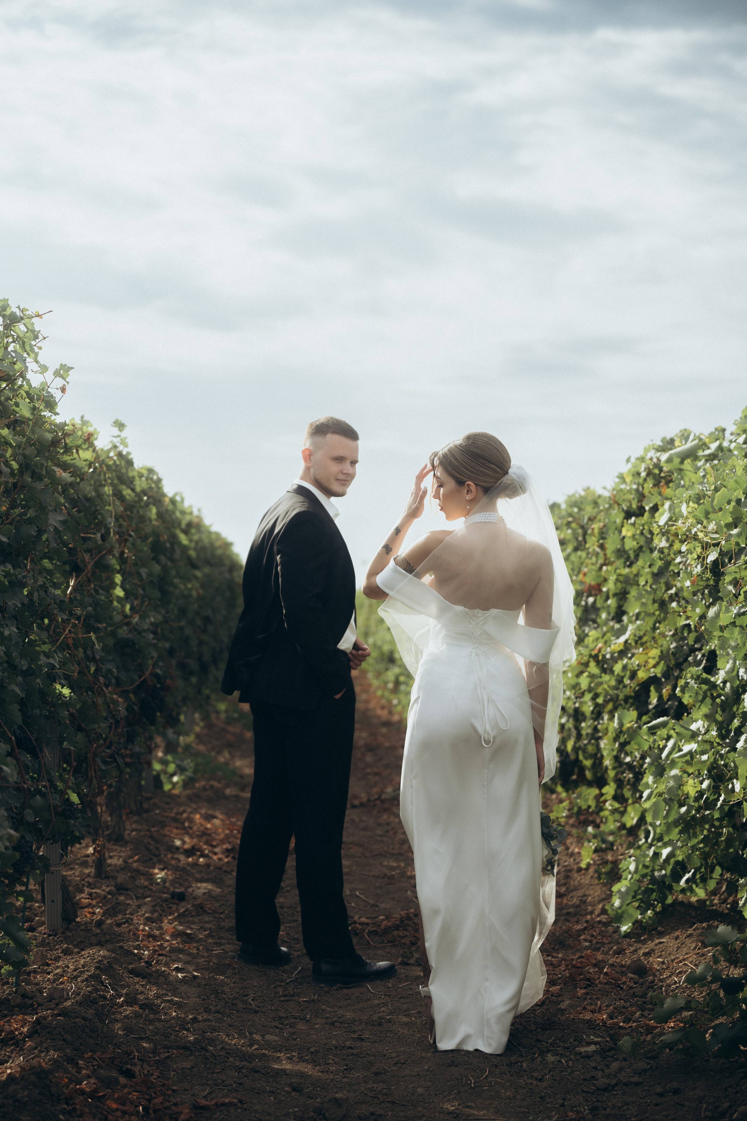 Свадебная фотосессия пары в Темрюке на фоне виноградников