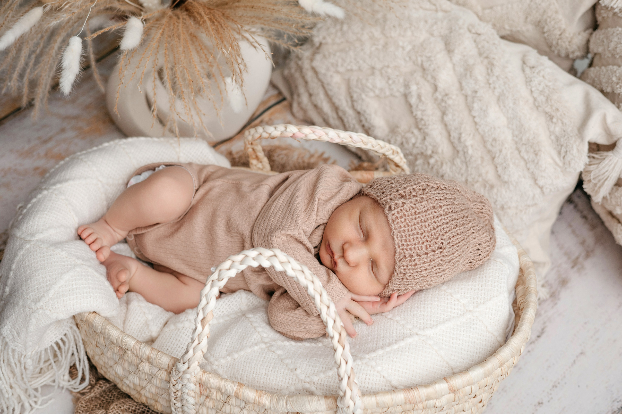 новорожденный в вязаной шапочке