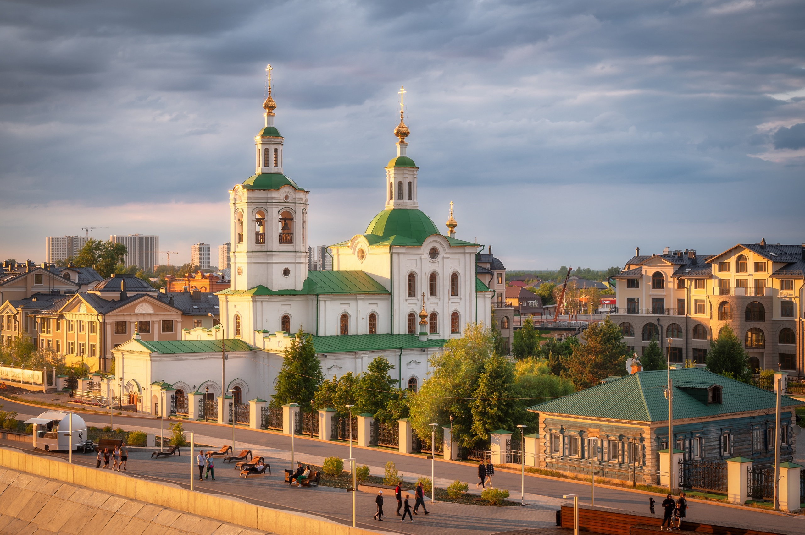 Летний вечер на набережной в Тюмени
