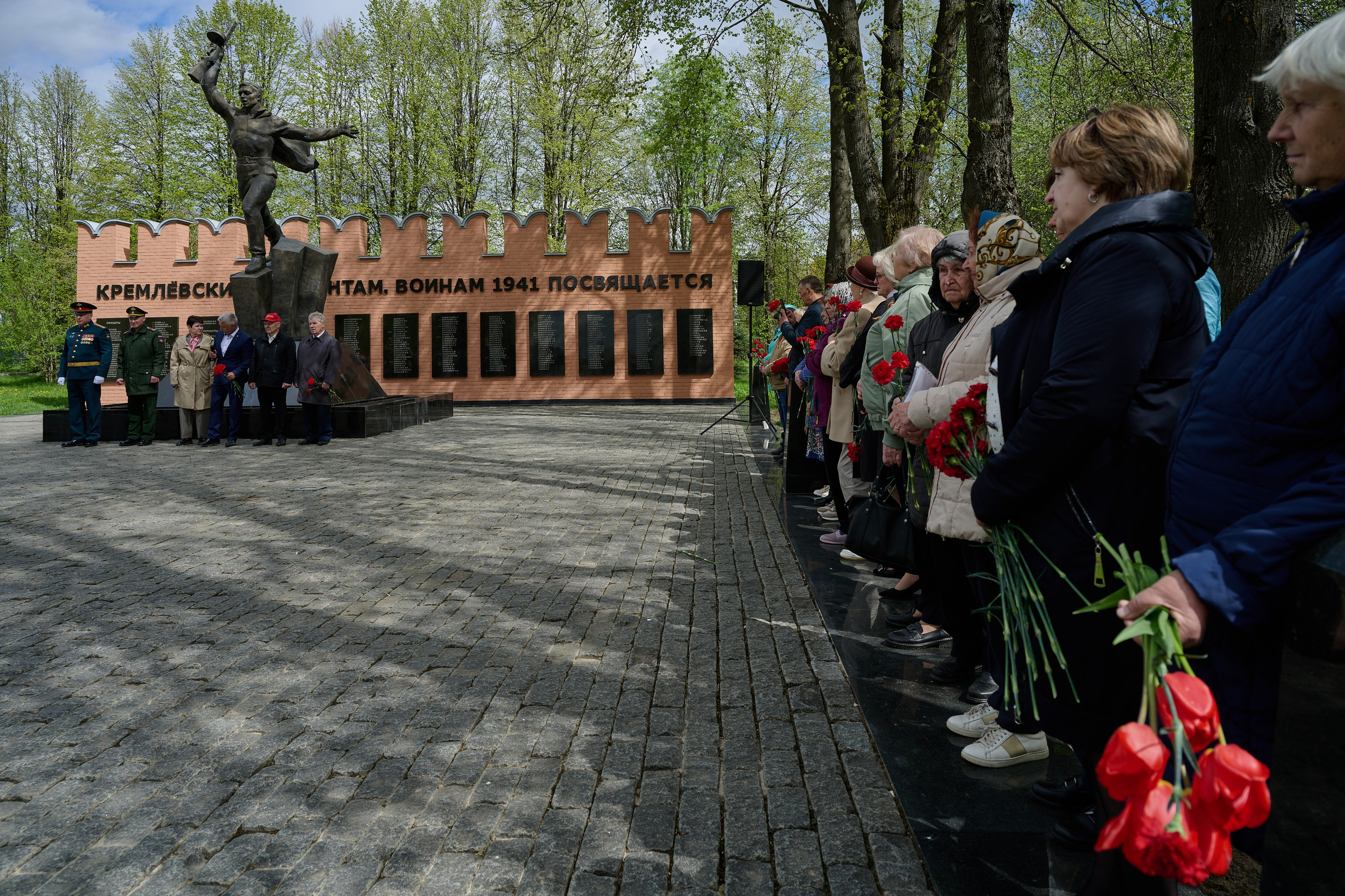 Памяти подвигу Кремлевских курсантов. Ярополец. Фотограф Роман Адлер