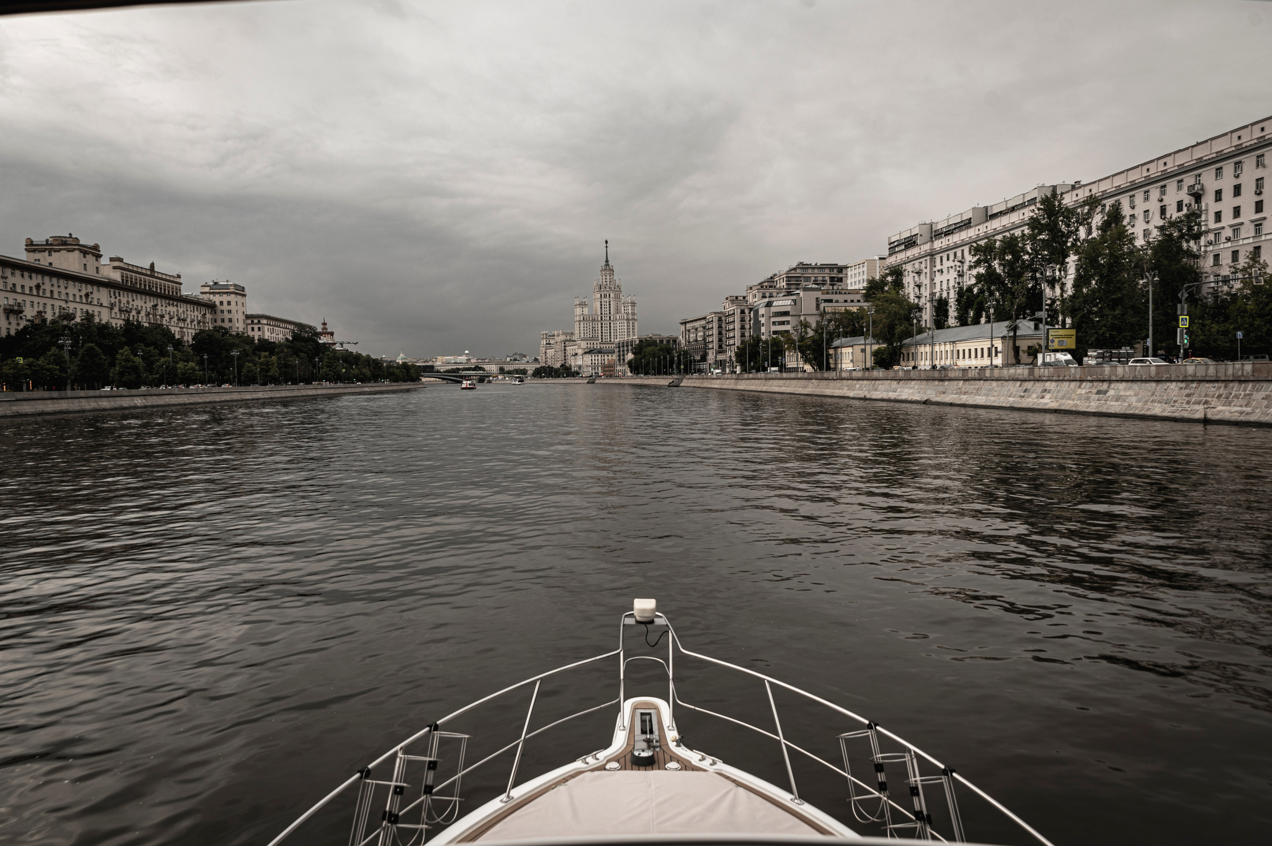 Москва-река. Лето. Яхта. Фотограф Роман Адлер