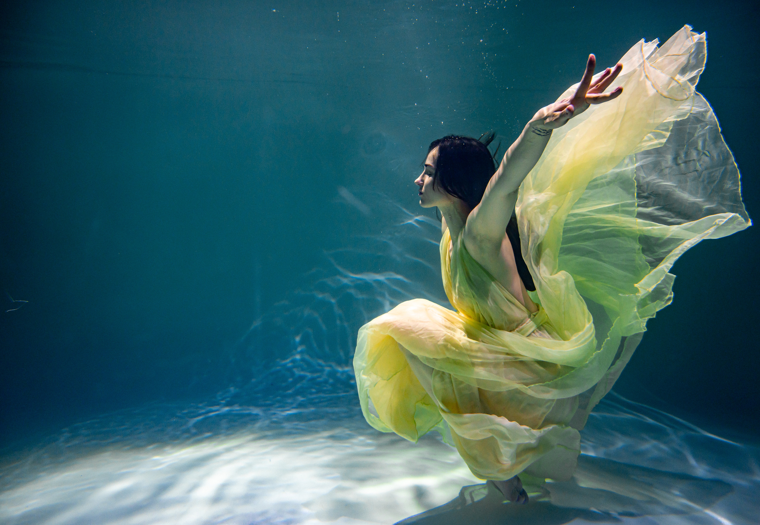 Фотосъемка в воде, аквастудия, красивые девушки  в воде