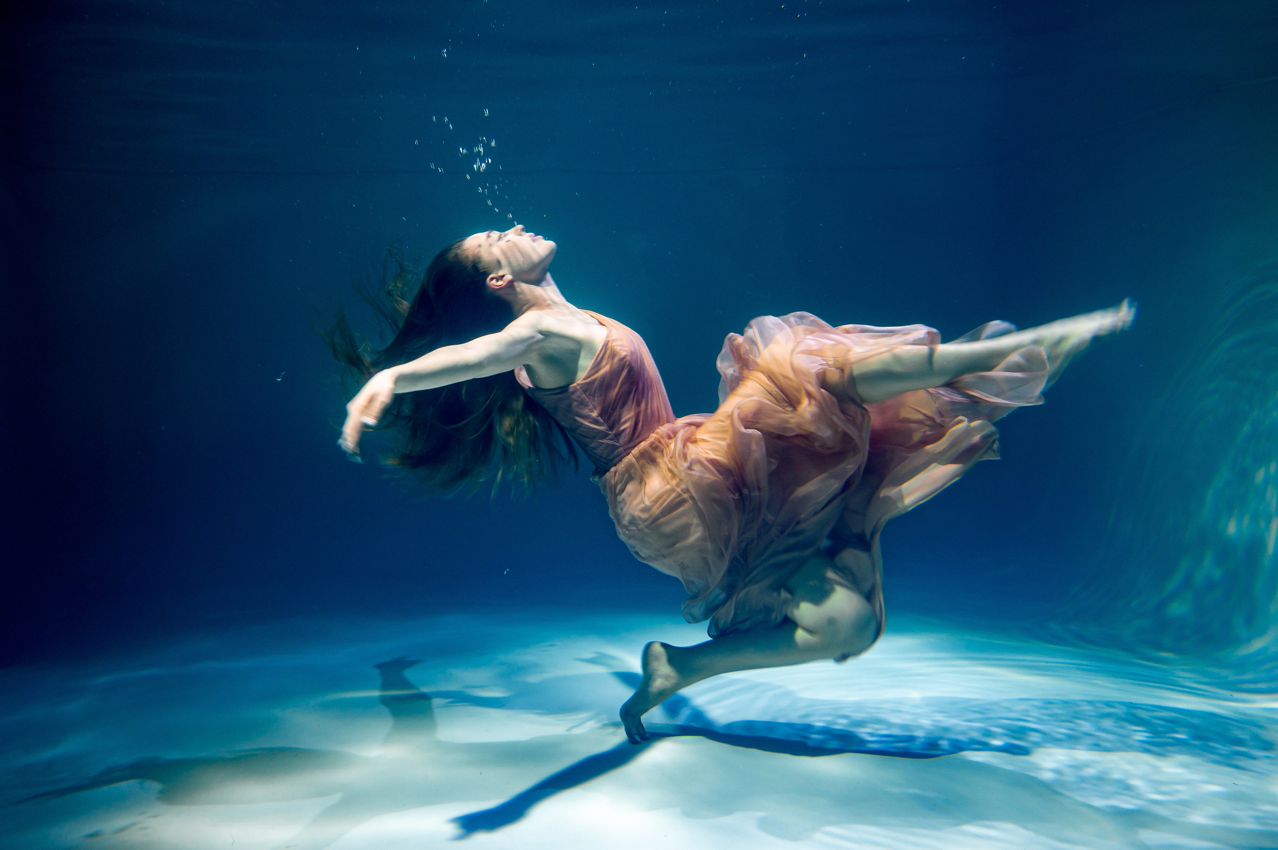 Фотосъемка в воде, аквастудия, красивые девушки  в воде