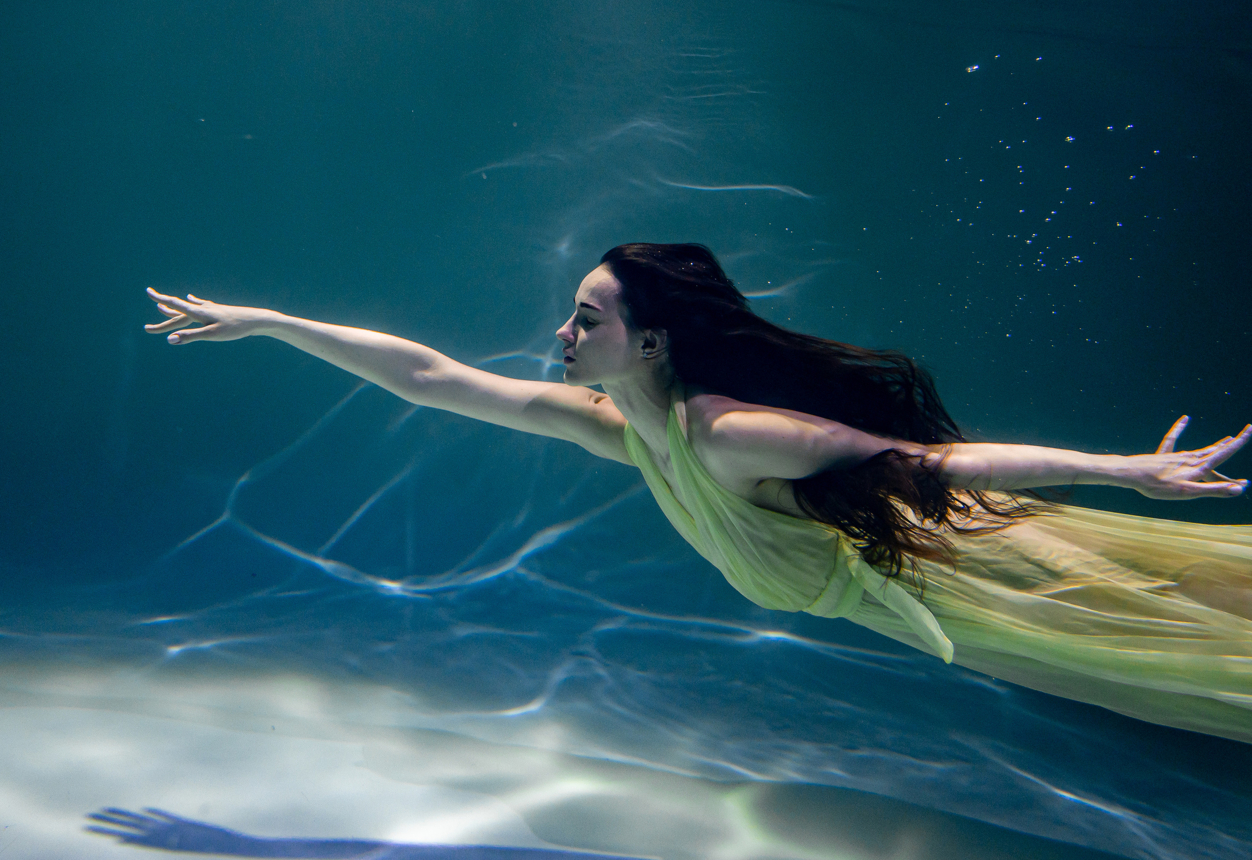 Фотосъемка в воде, аквастудия, красивые девушки  в воде