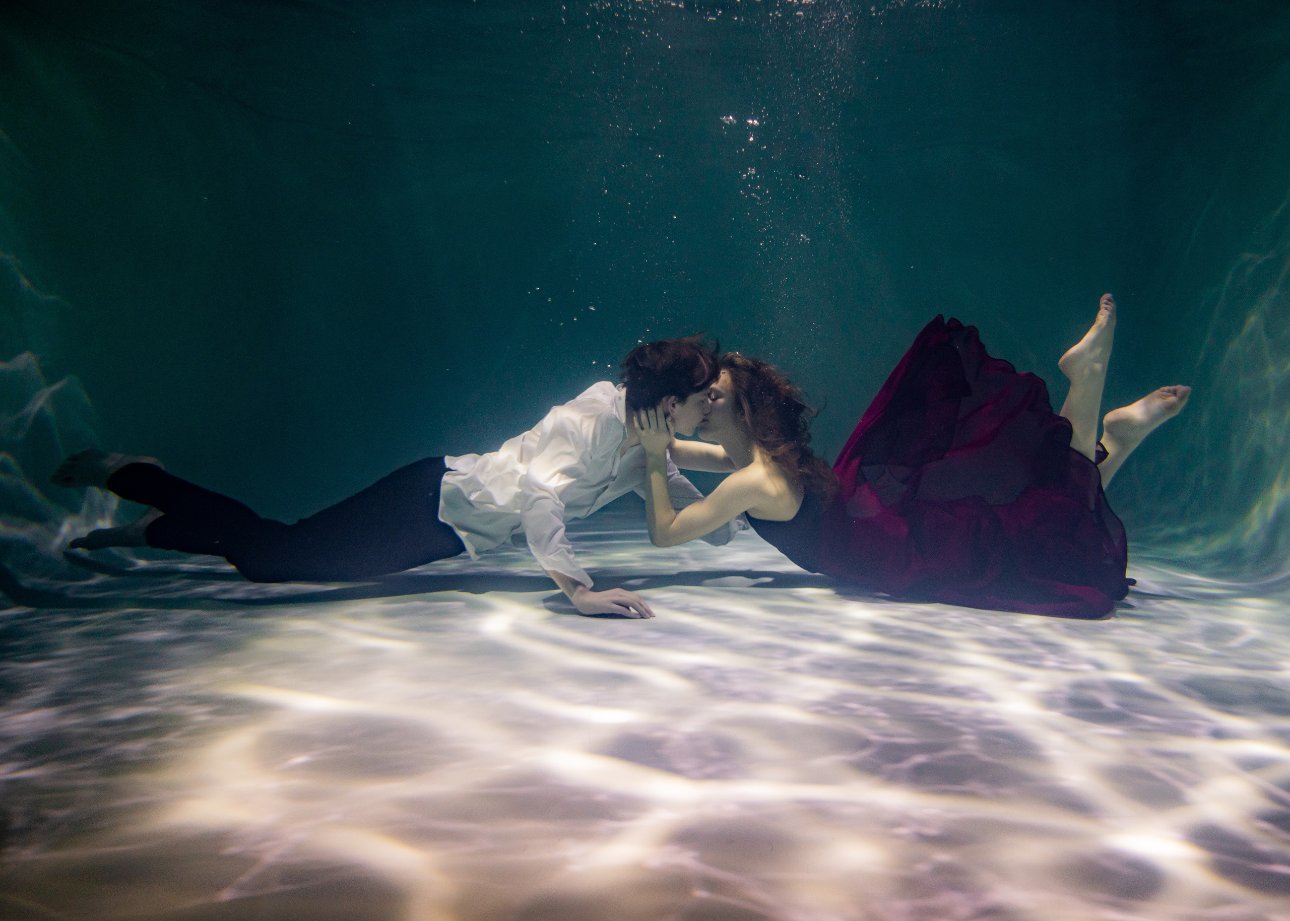 Фотосъемка в воде, аквастудия, романтическая пара  в воде