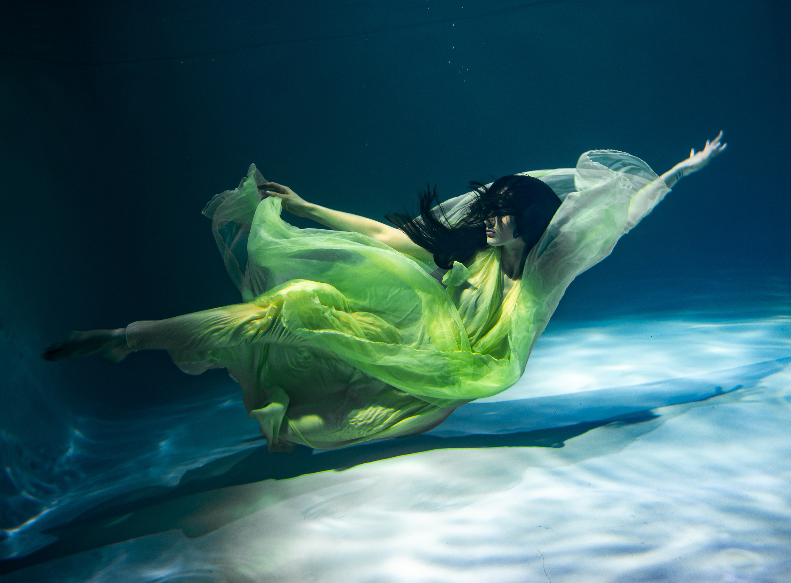 Фотосъемка в воде, аквастудия, красивые девушки  в воде