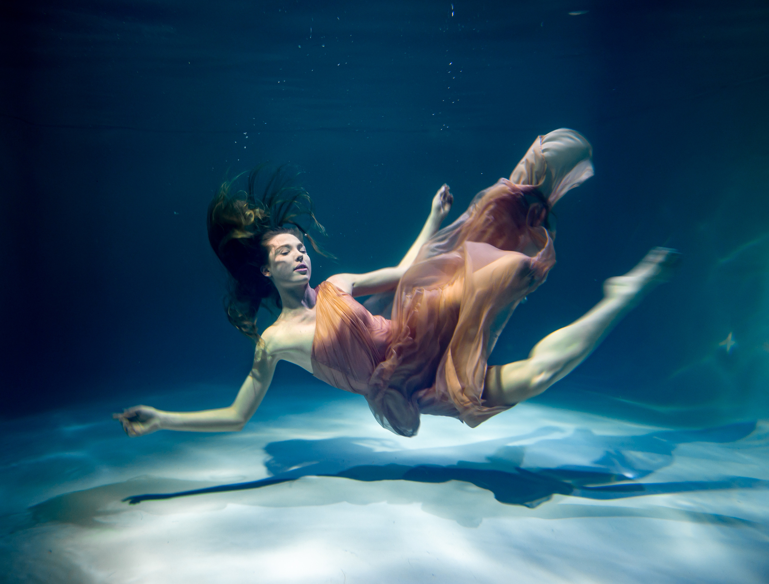 Фотосъемка в воде, аквастудия, красивые девушки  в воде