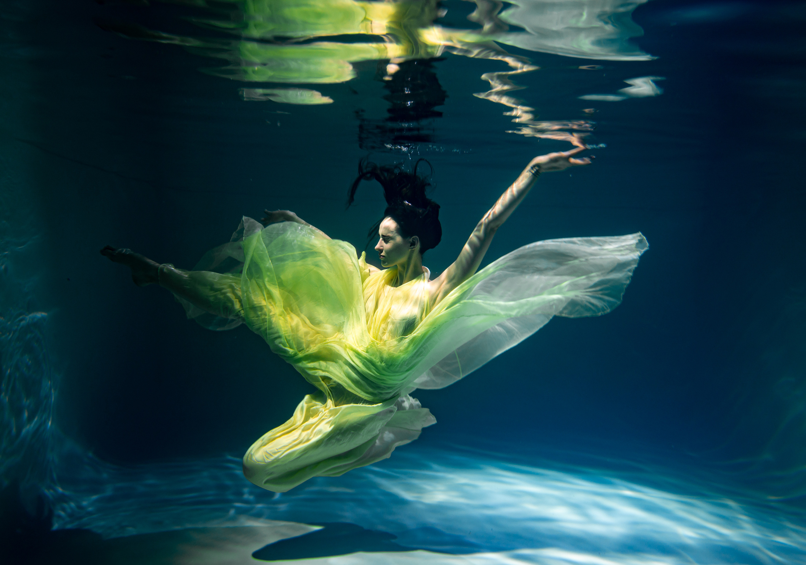 Фотосъемка в воде, аквастудия, красивые девушки  в воде