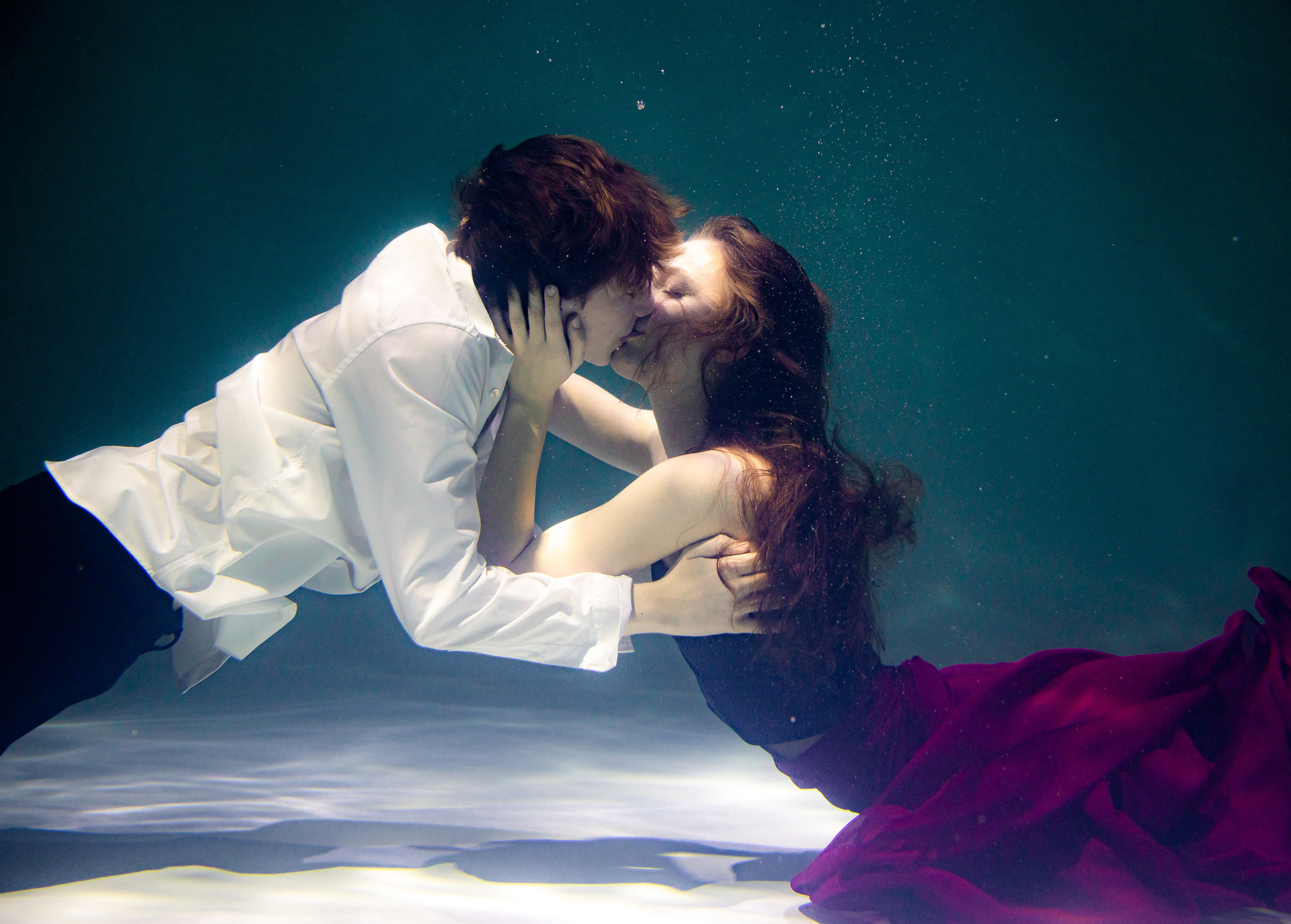 Фотосъемка в воде, аквастудия, романтическая пара  в воде