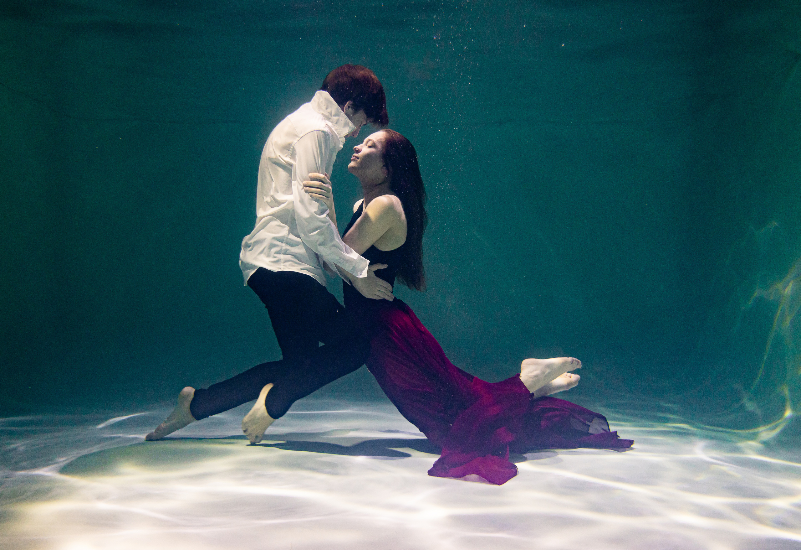 Фотосъемка в воде, аквастудия, романтическая пара  в воде