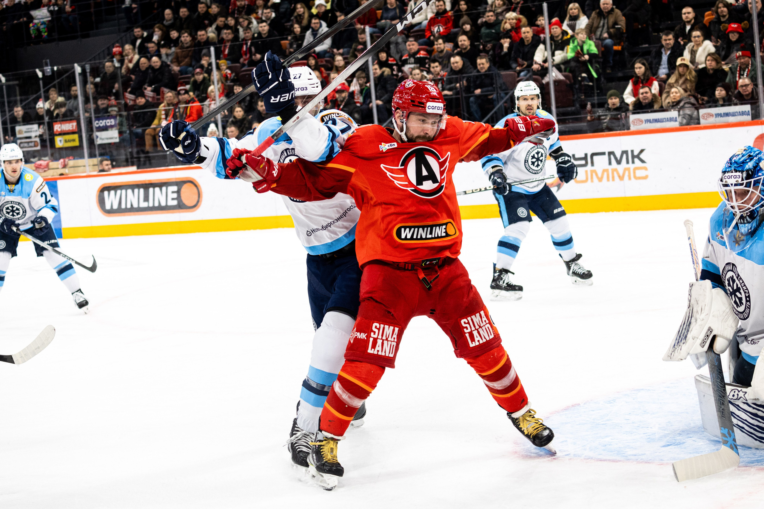 Хоккейный матч Автомобилист — Сибирь. Фотограф Родион Нарудинов