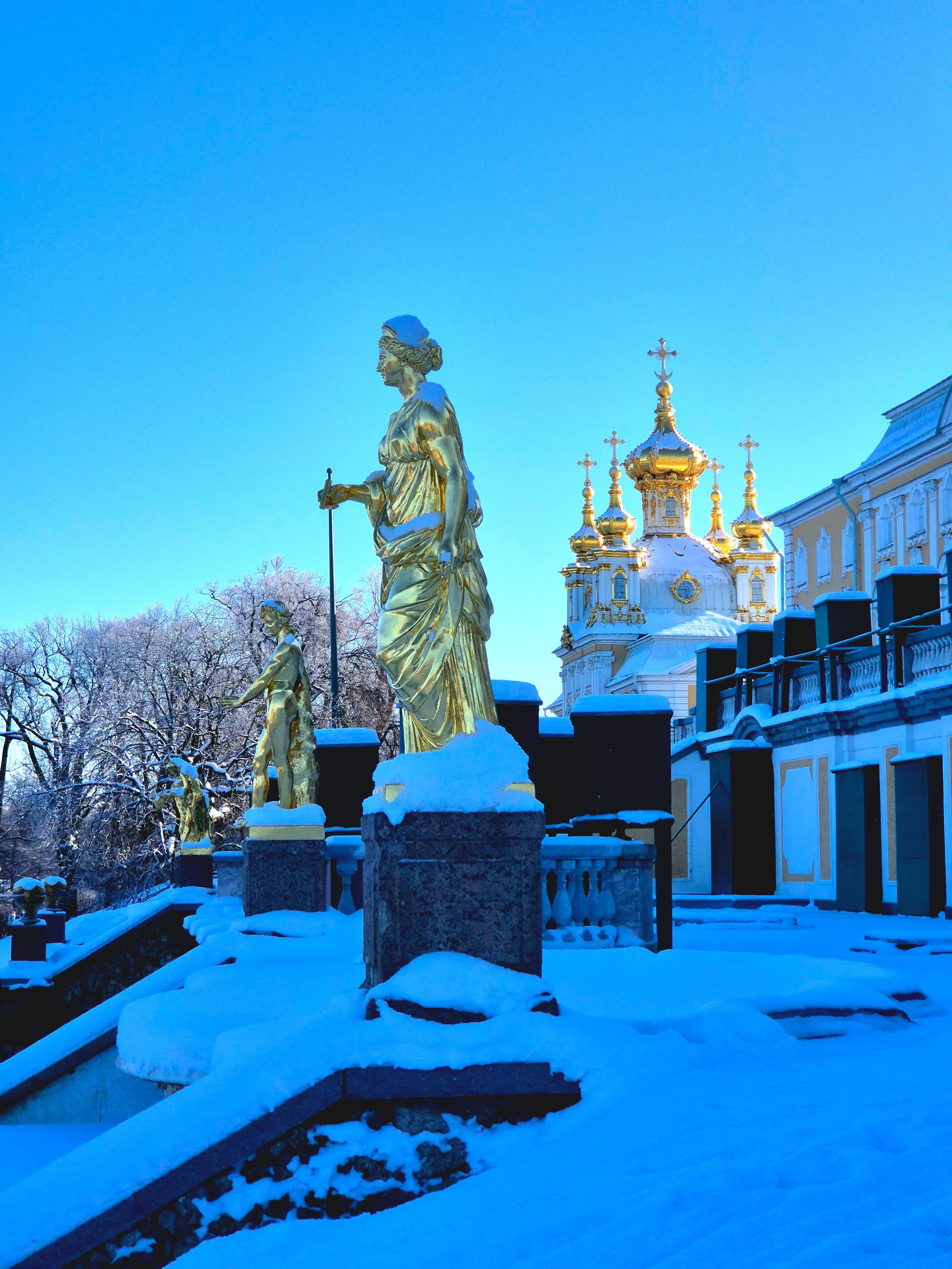 Смотреть на полуобнаженные статуи было холодно