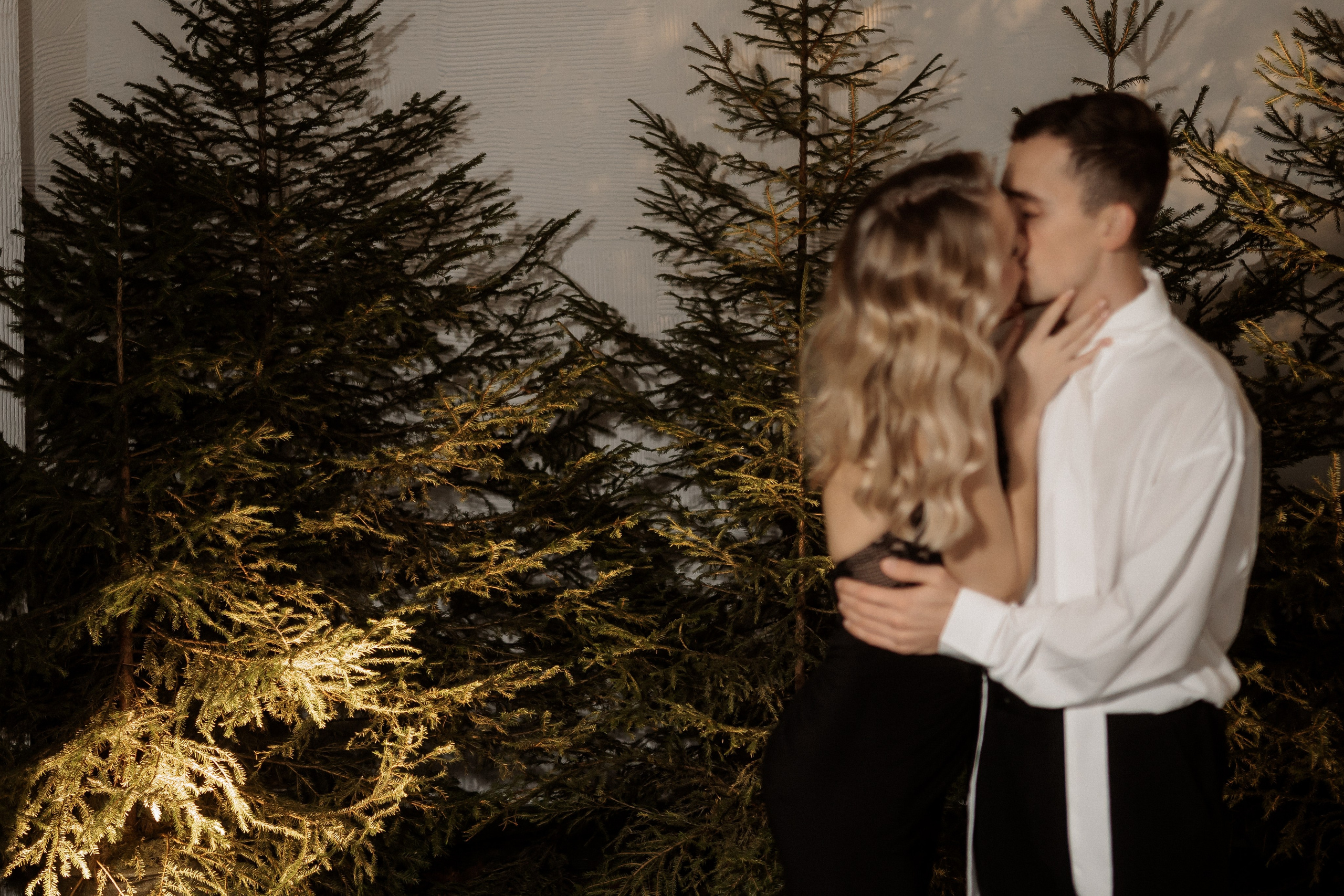 [… under winter firs]. Фотограф в Архангельске