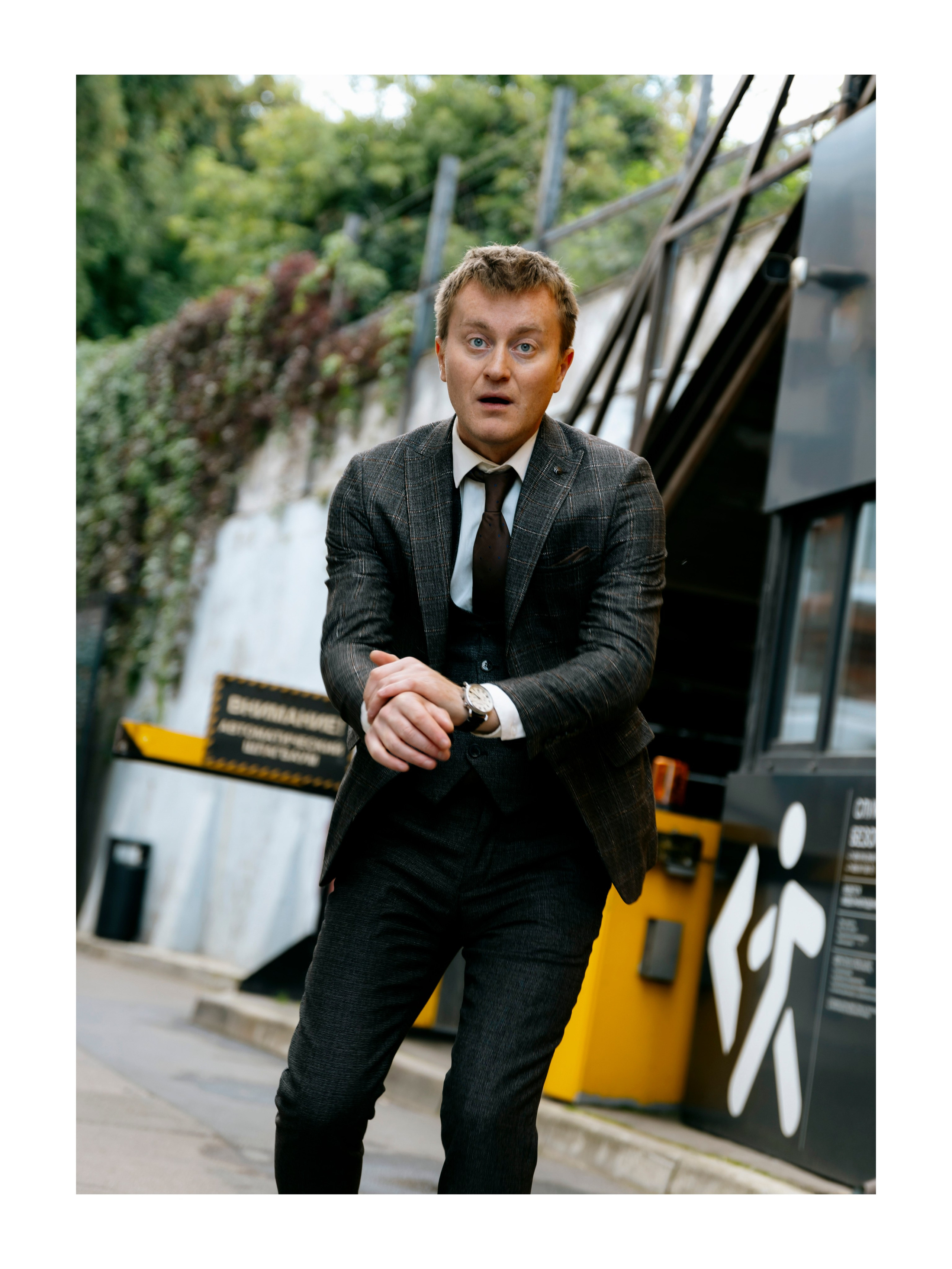 удивленный мужчина, пластический театр