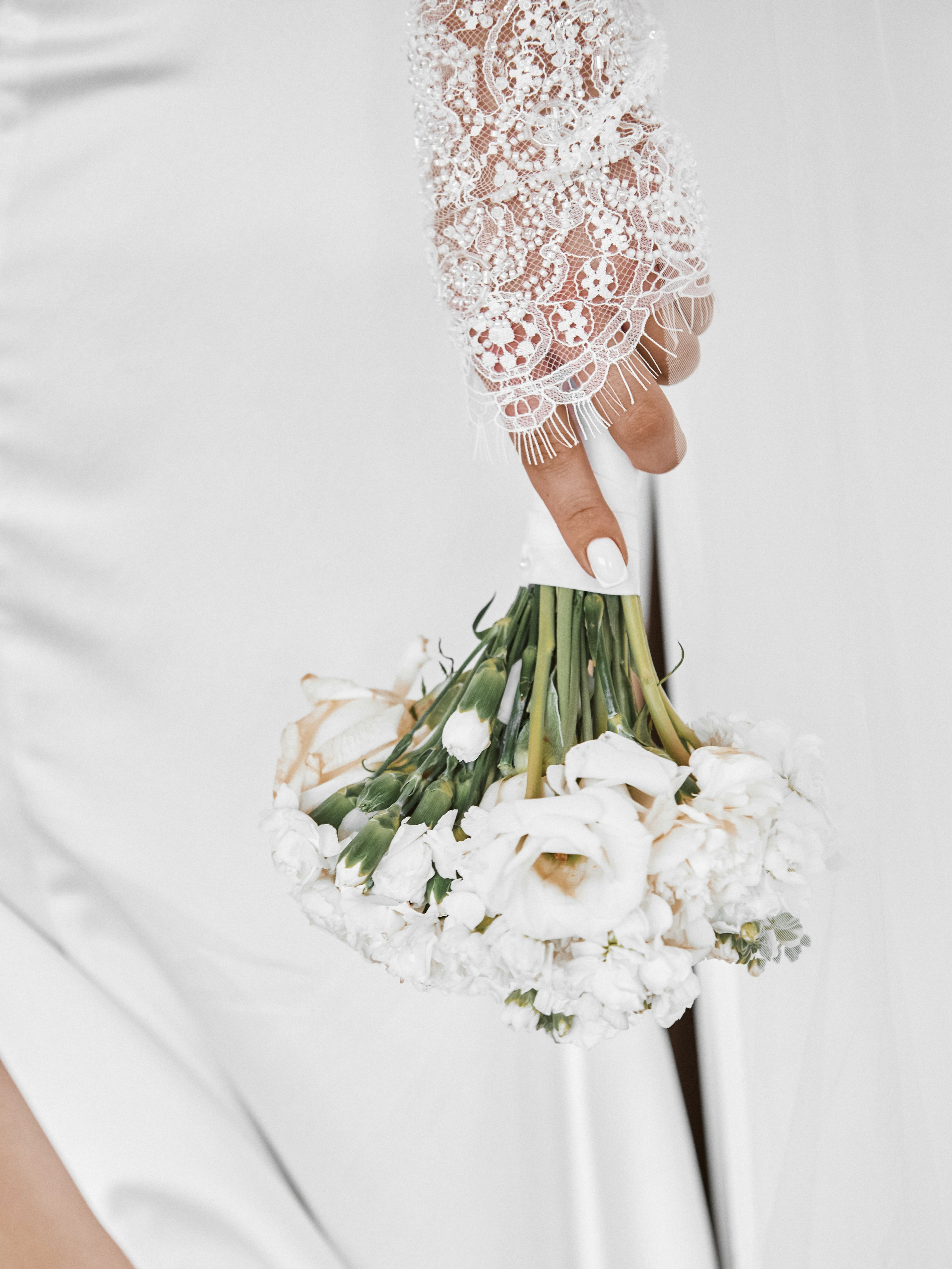 Жених и невеста на фотосессии после регистрации брака