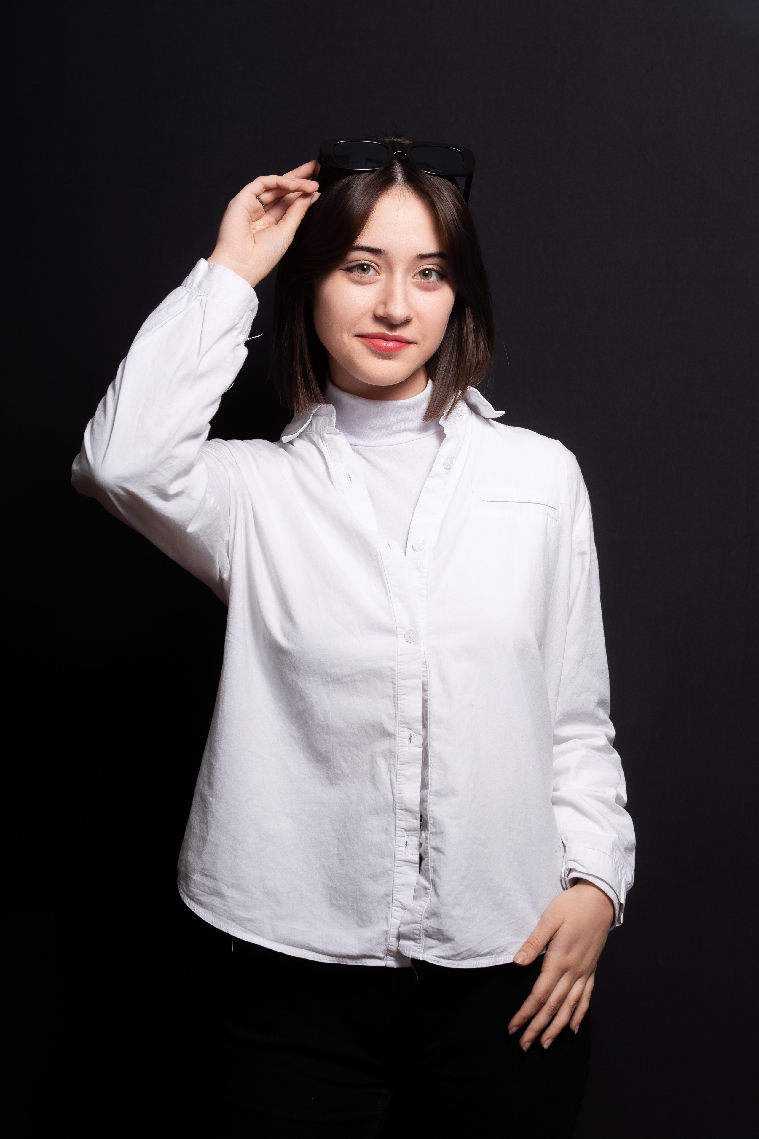 Портретная фотосессия для учеников 9 класса на чёрном фоне | Школьный фотограф Николай Богатырёв | Твой альбом / Твои правила. ТВОЙ АЛЬБОМ / ТВОИ ПРАВИЛА