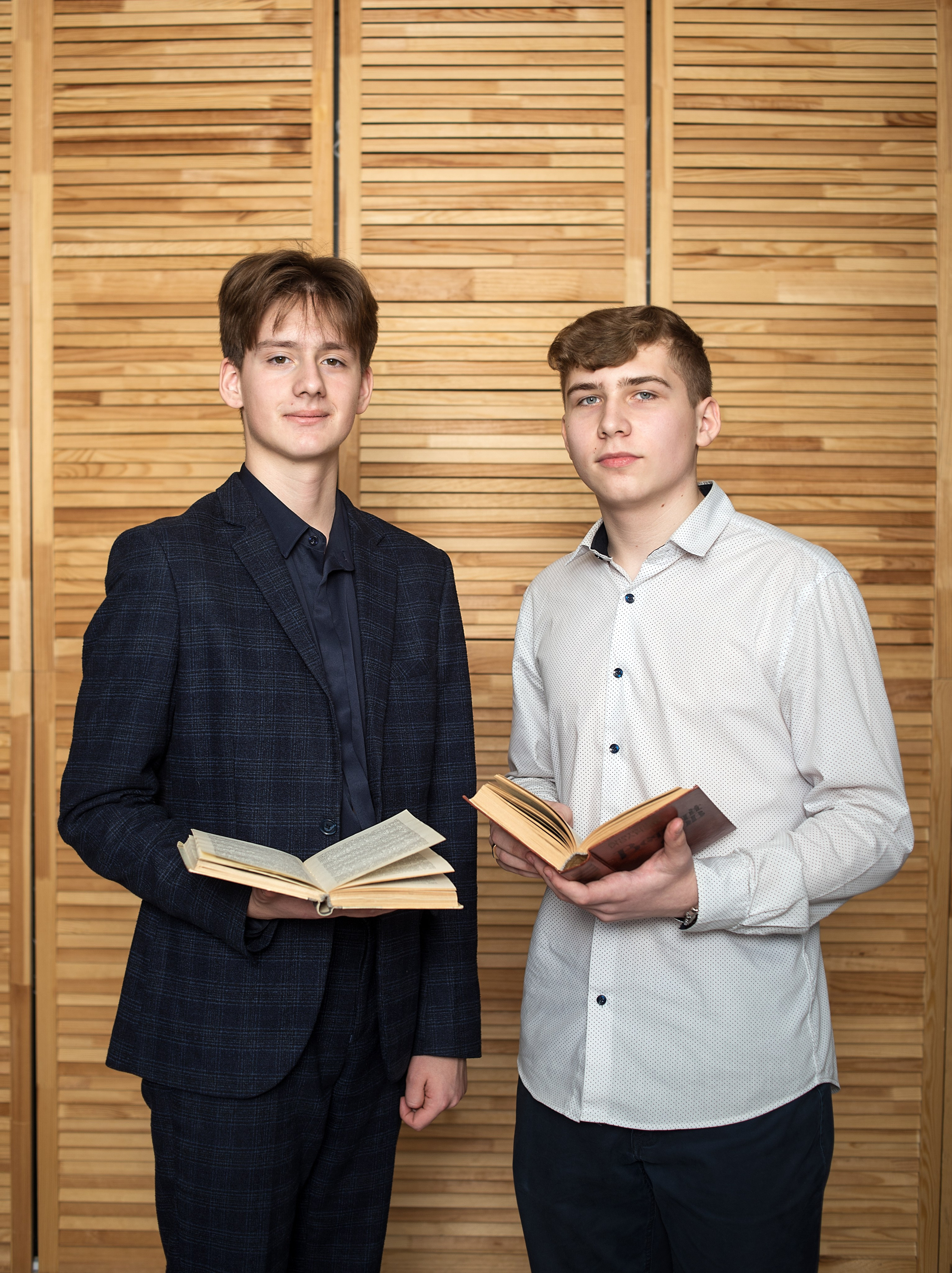 Пример съемки старшеклассников для альбома с наполнение «премиум» стиль съемки классический. Выпускные альбомы для школ и детских садов в Иваново