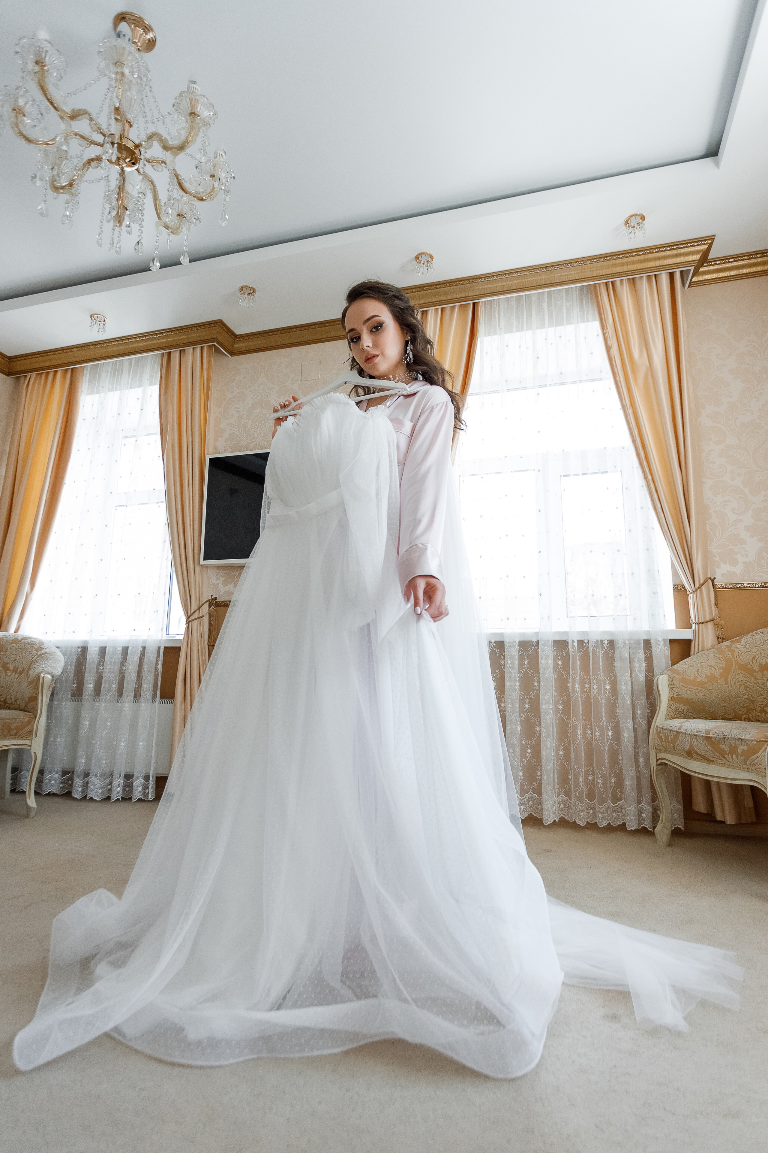 Совместные сборы в номере гостиницы. Олег Сверчков | Свадебный фотограф Вологда