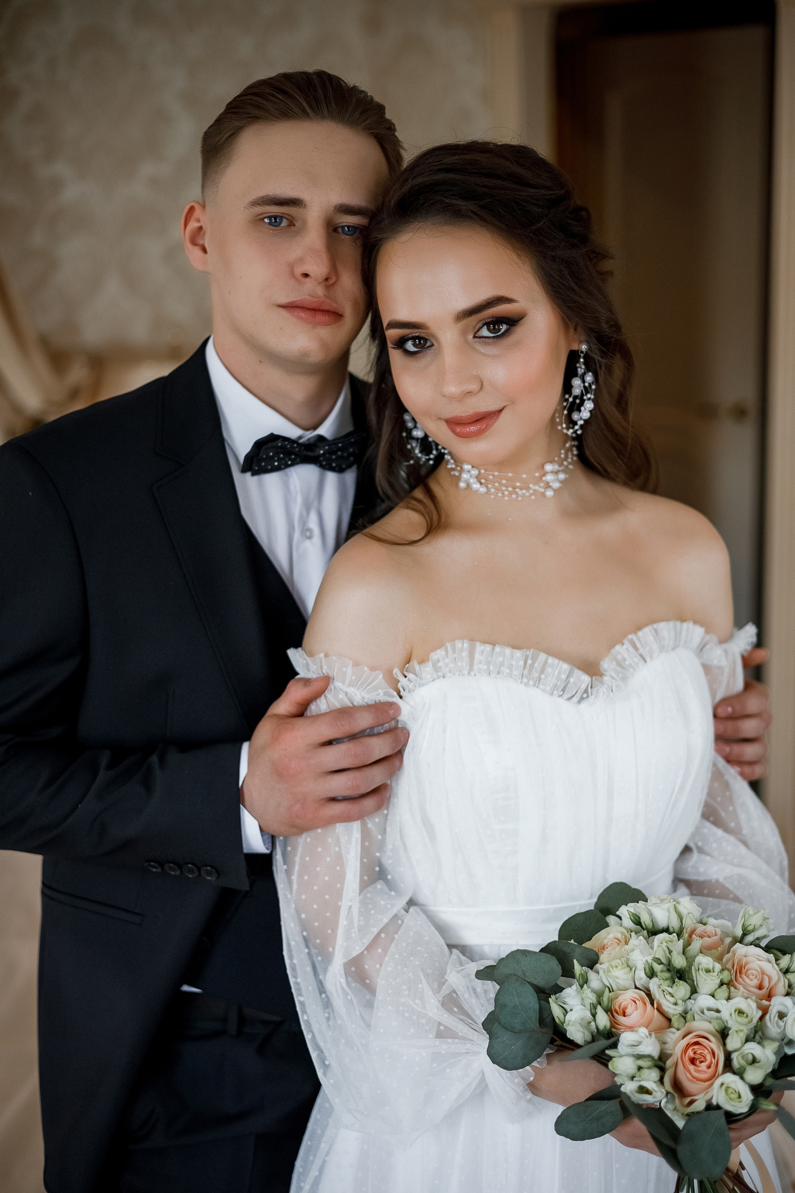 Совместные сборы в номере гостиницы. Олег Сверчков | Свадебный фотограф Вологда