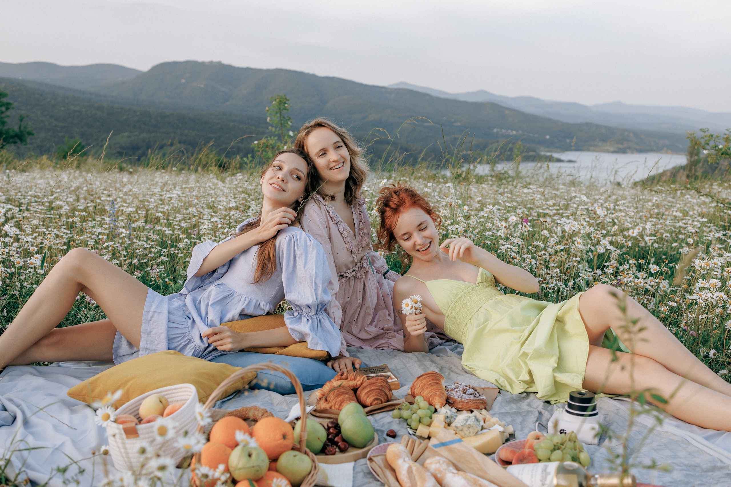 Picnic in the chamomile field in Georgia. Fedor Lemeshko — Destination Wedding and Family Lifestyle photographer