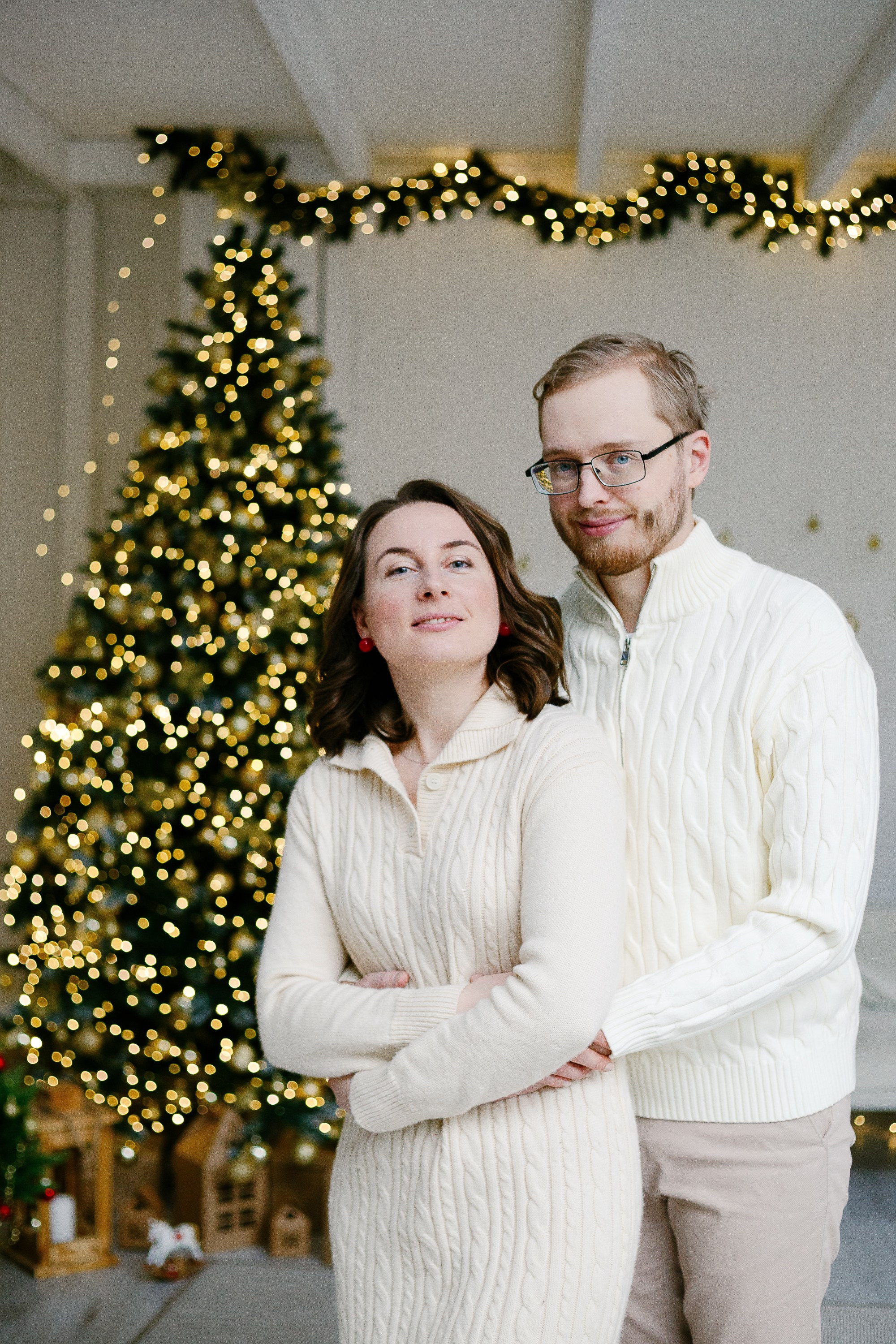 Семейная фотосессия в студии с праздничным интерьером