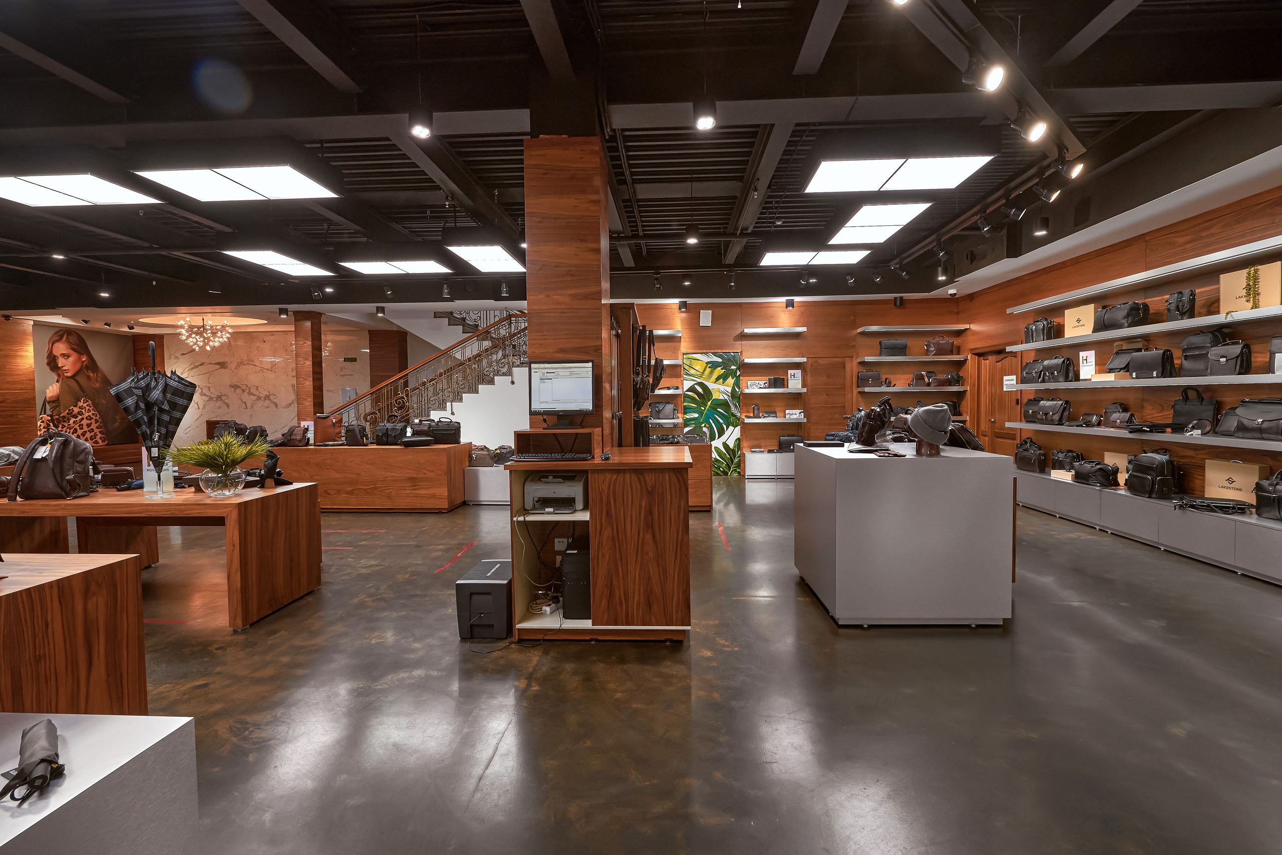 Портфолио по интерьерной и экстерьерной фотосъёмки: Мир сумок — Левый берег. Фотограф Яковлев Роман — Красноярск