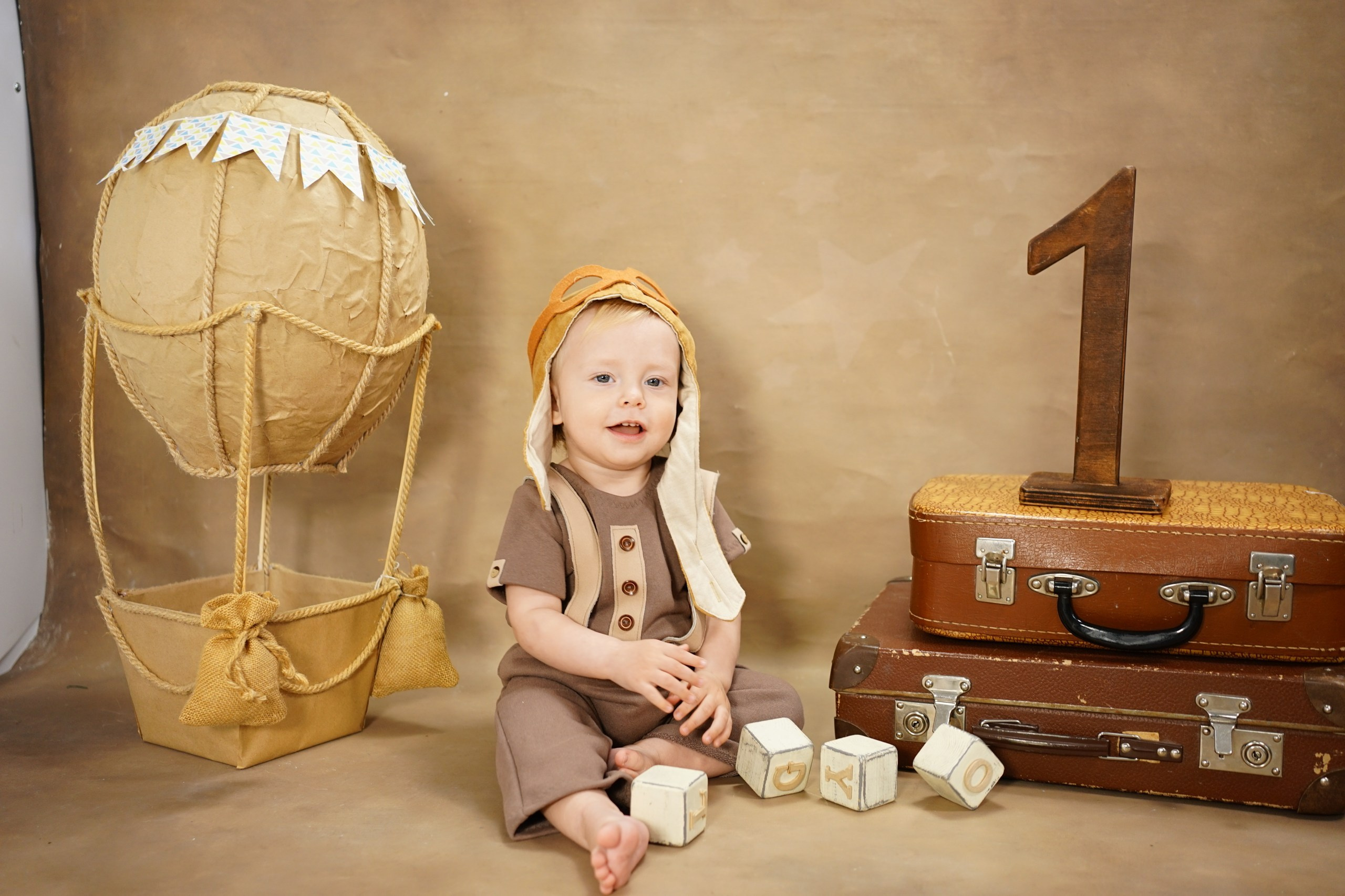 Фотозоны на ХОЛСТЕ. Детская Фотостудия ГОДОВАСИКИ в Санкт-Петербурге фотосесия на годик