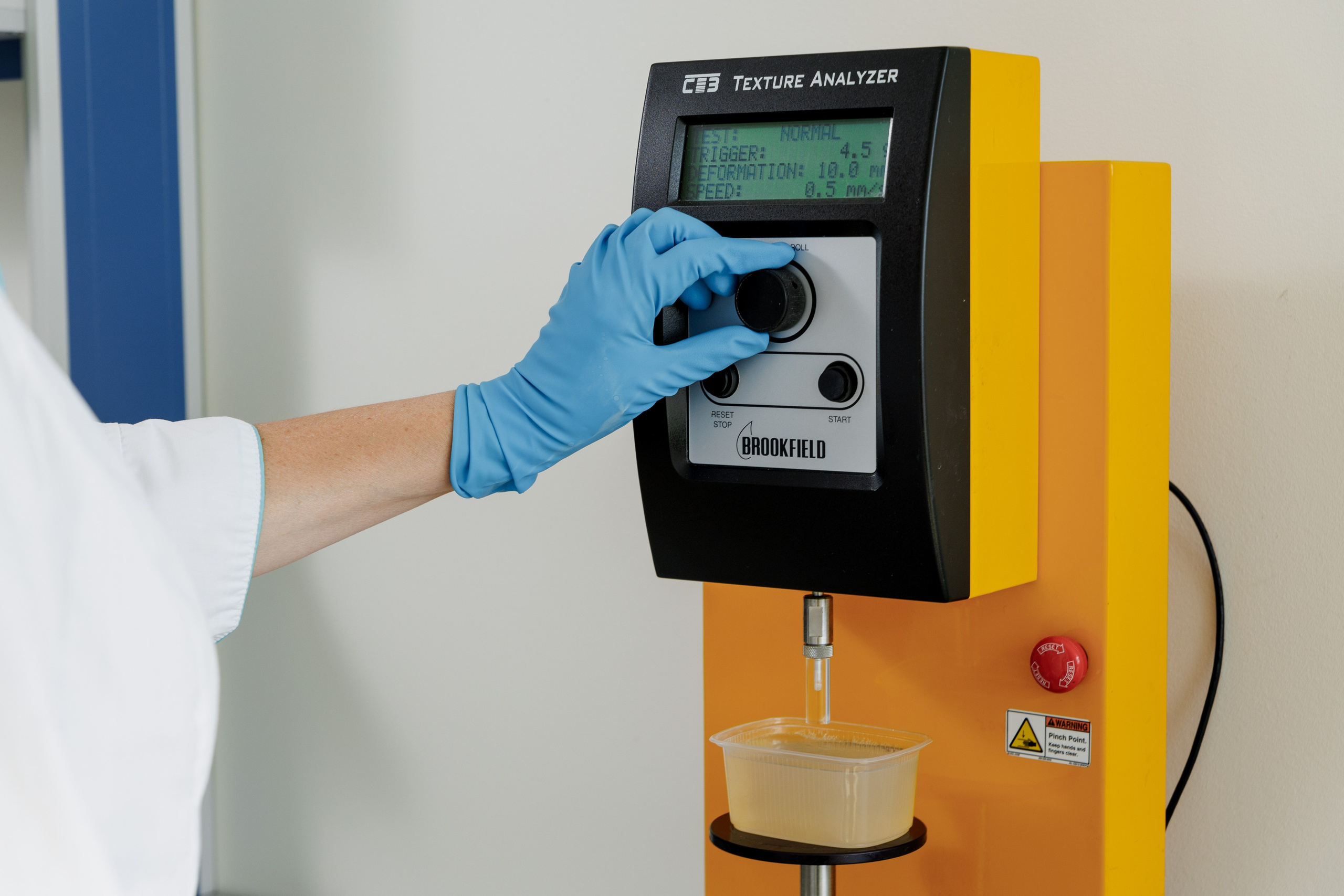 Контроль качества пищевых добавок в лаборатории компании, производственная съёмка