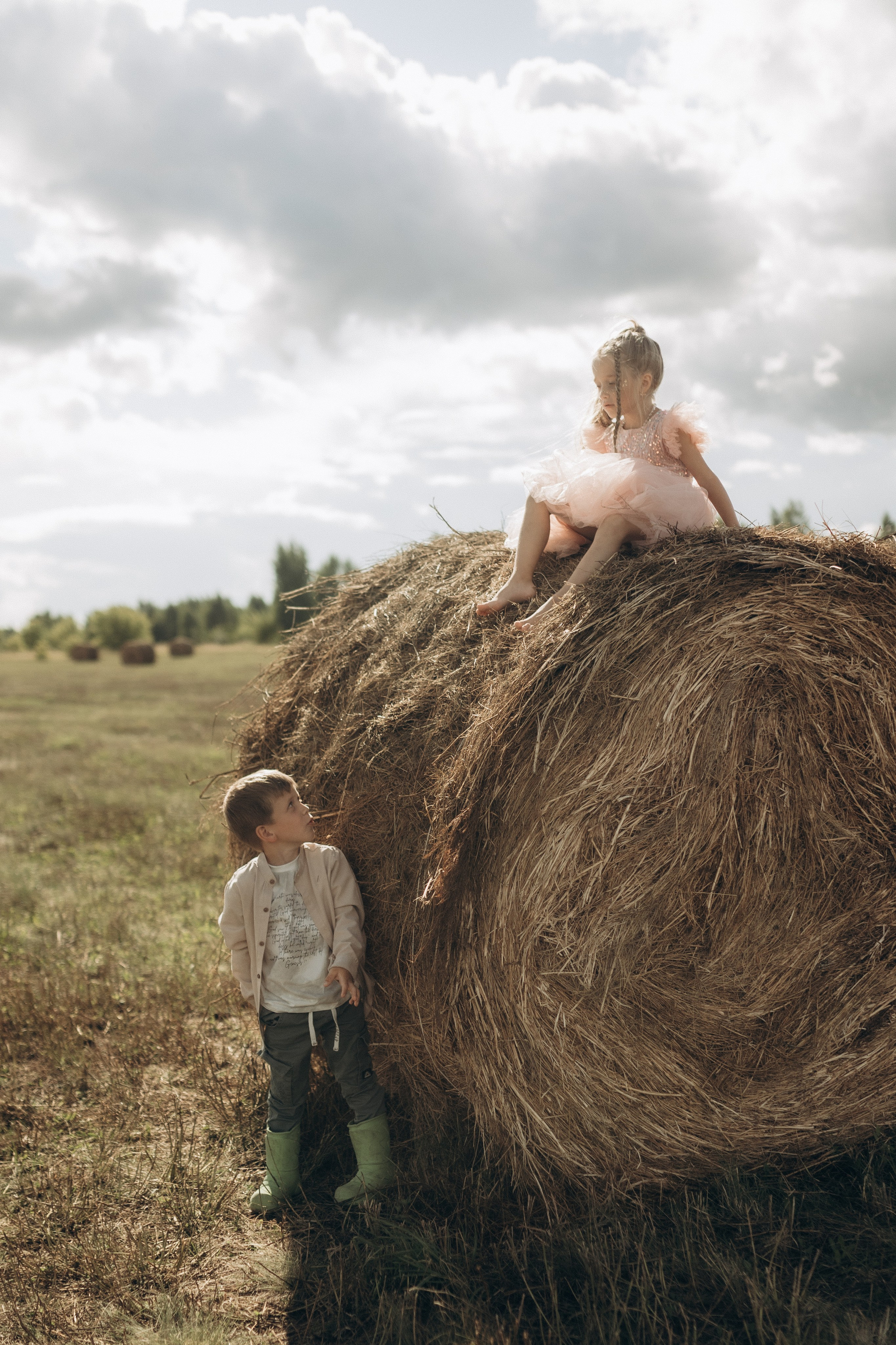 Вика и Миша на сене. Семейный фотограф lifestyle в Новосибирске Елена Шпилевая