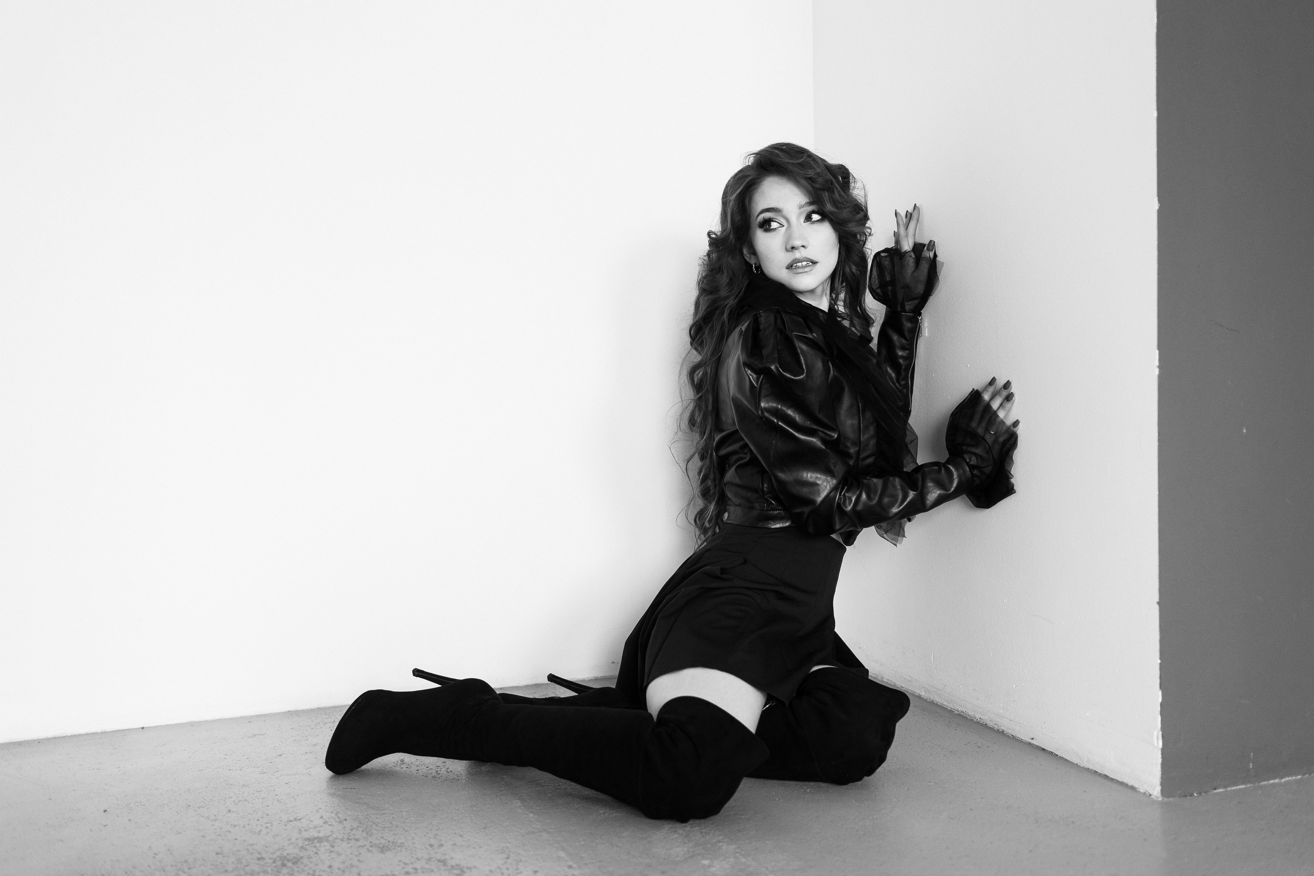 милая девушка сидит в ботфортах