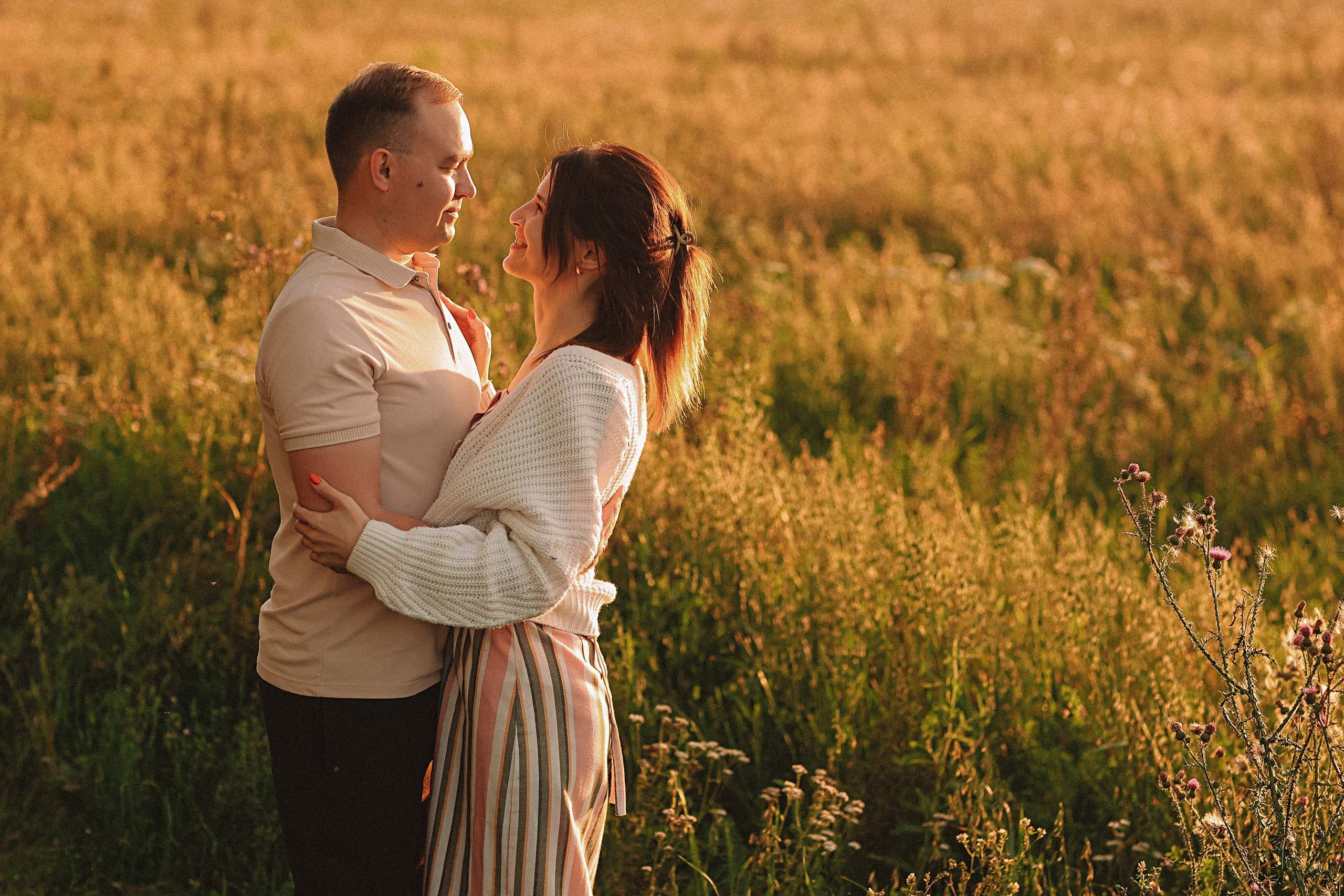 Поле love story на закате. Семейный фотограф Тюмень, фотограф на роды Салмина Мария
