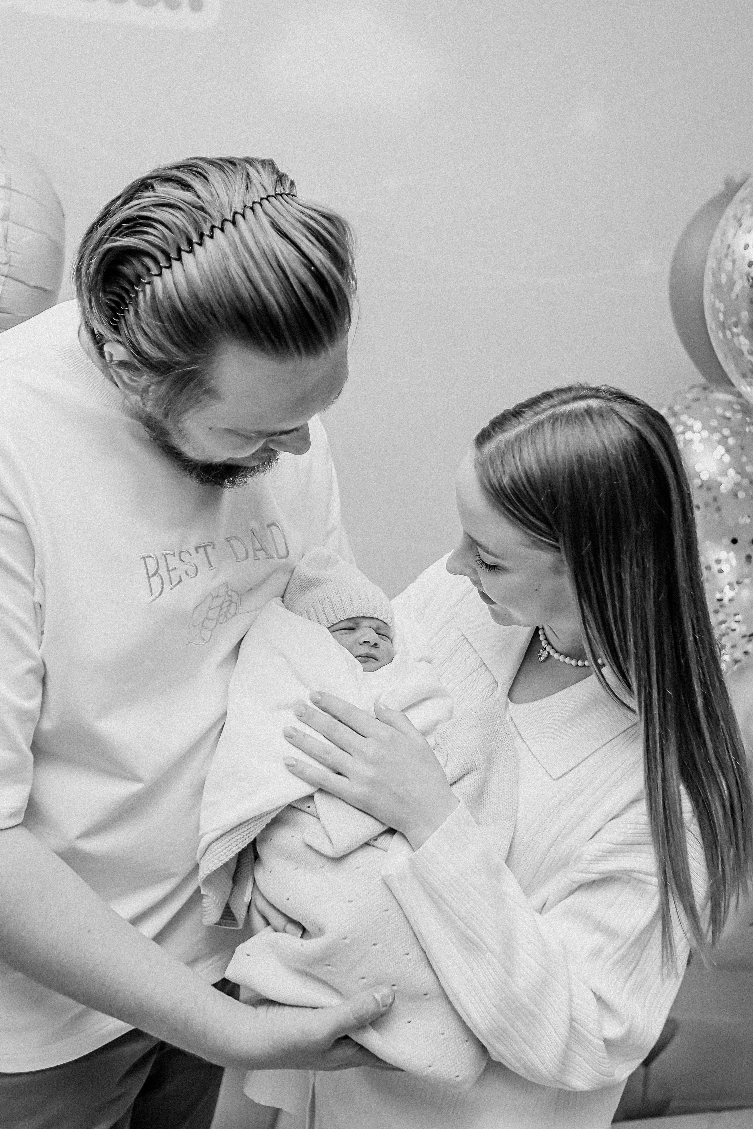 Выписка палата+внизу ПЦЭ. Семейный фотограф Тюмень, фотограф на роды Салмина Мария