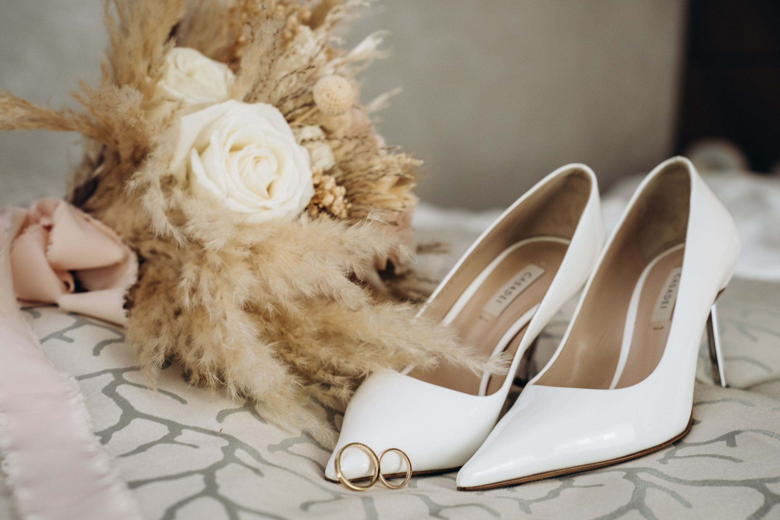 Невеста в свадебном платье смотрится в зеркало — трогательные моменты сборов перед церемонией, запечатленные фотографом.