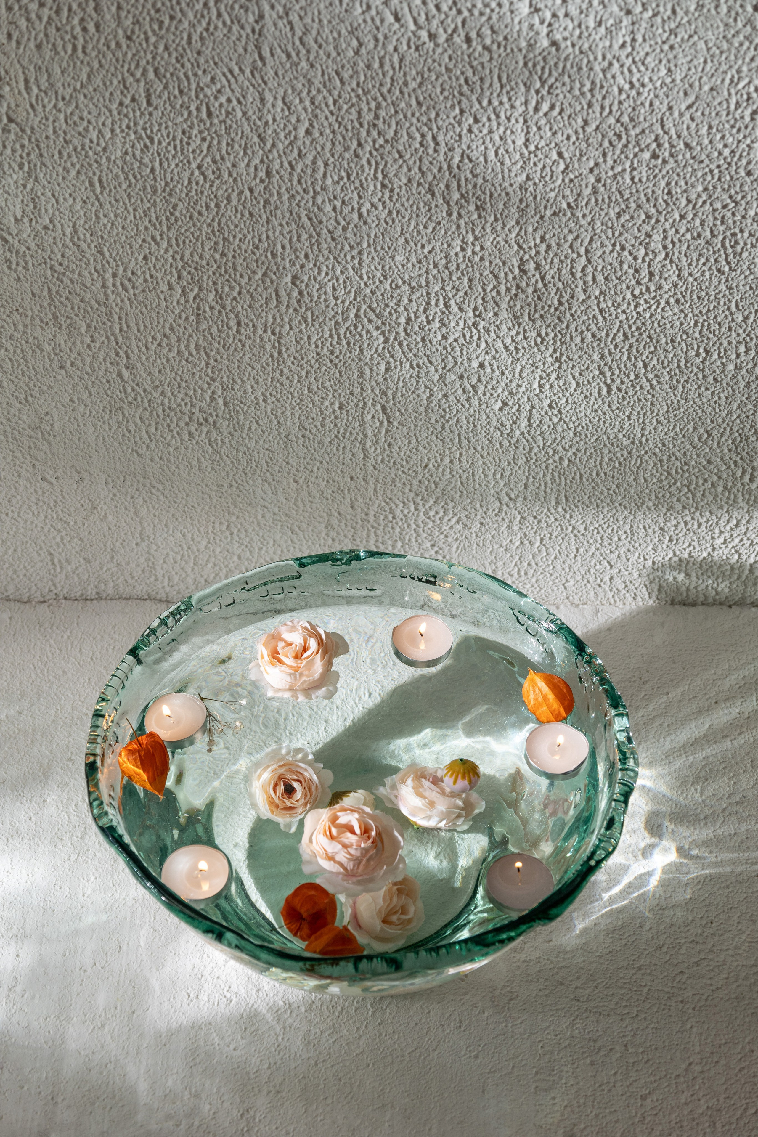 Романтичная ваза с плавающими свечами и цветами | Контент для Instagram