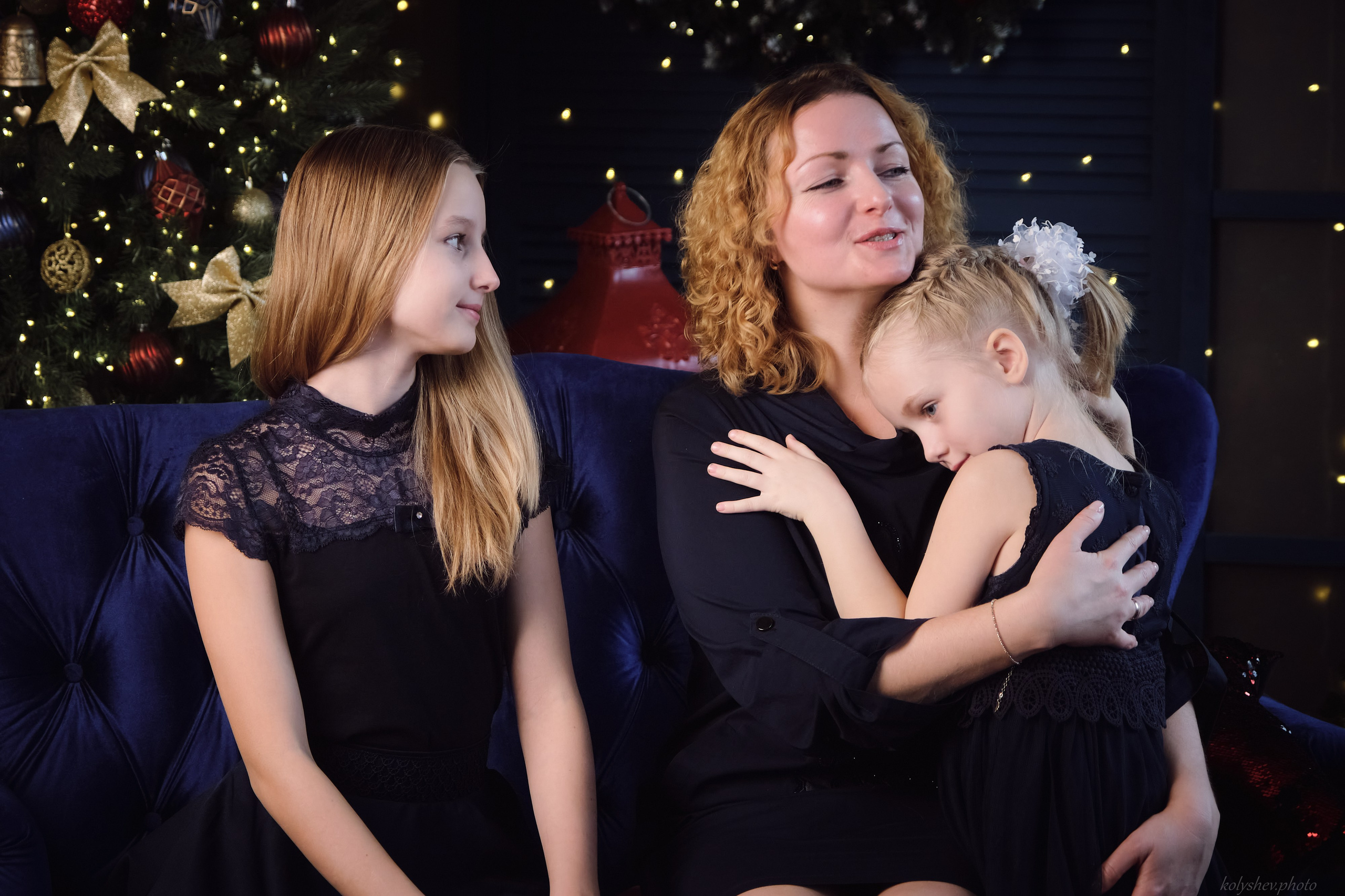 Семейная фотосессия мамы и дочек в студии в Москве фотограф Колышева Виктория. Портретный фотограф на новый год в Москве Виктория Колышева