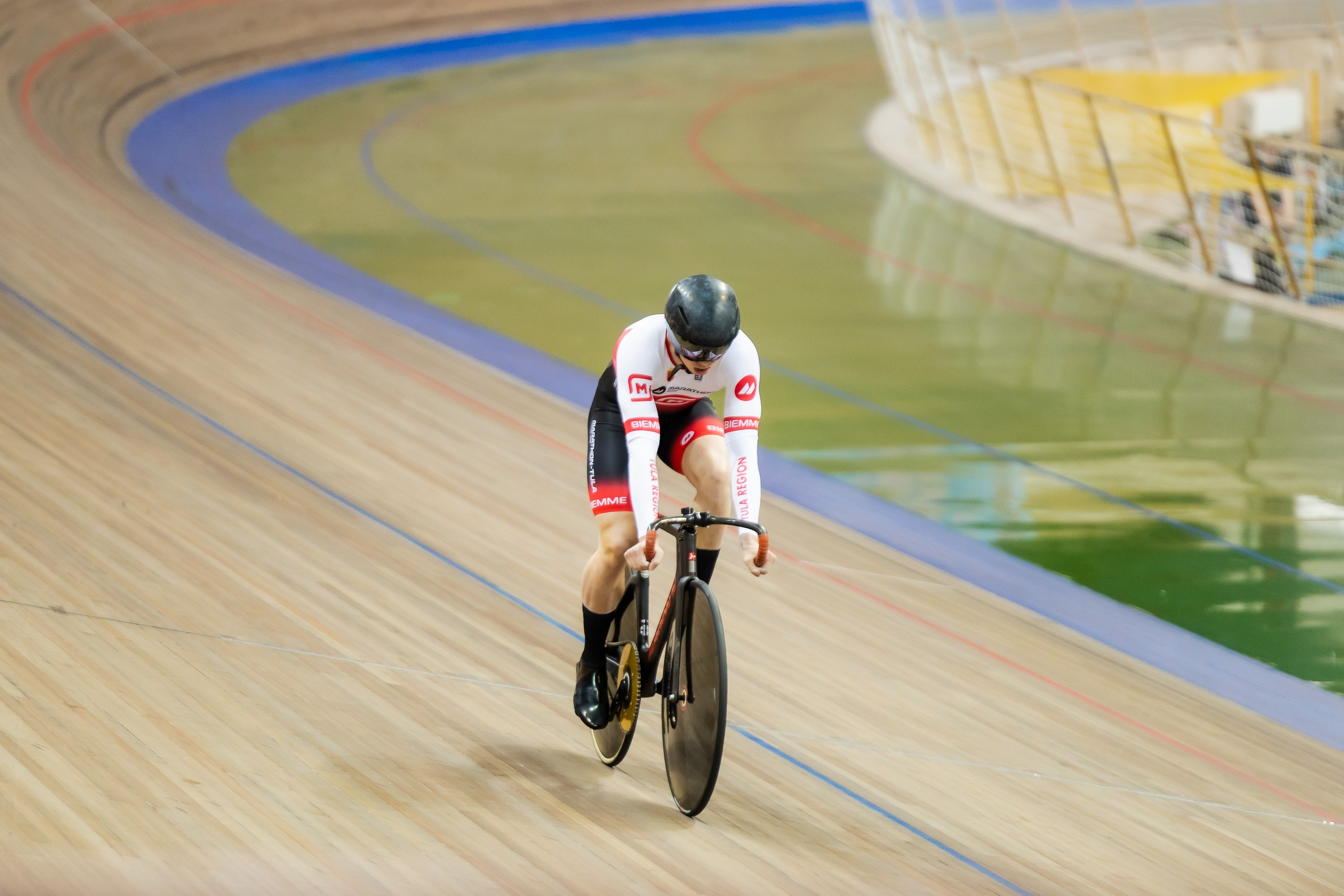 Соревнования чемпионата России, первенства России, Кубка ФВСМ по велосипедному спорту на треке в «Крылатском». Фотограф Владимир Охрименко