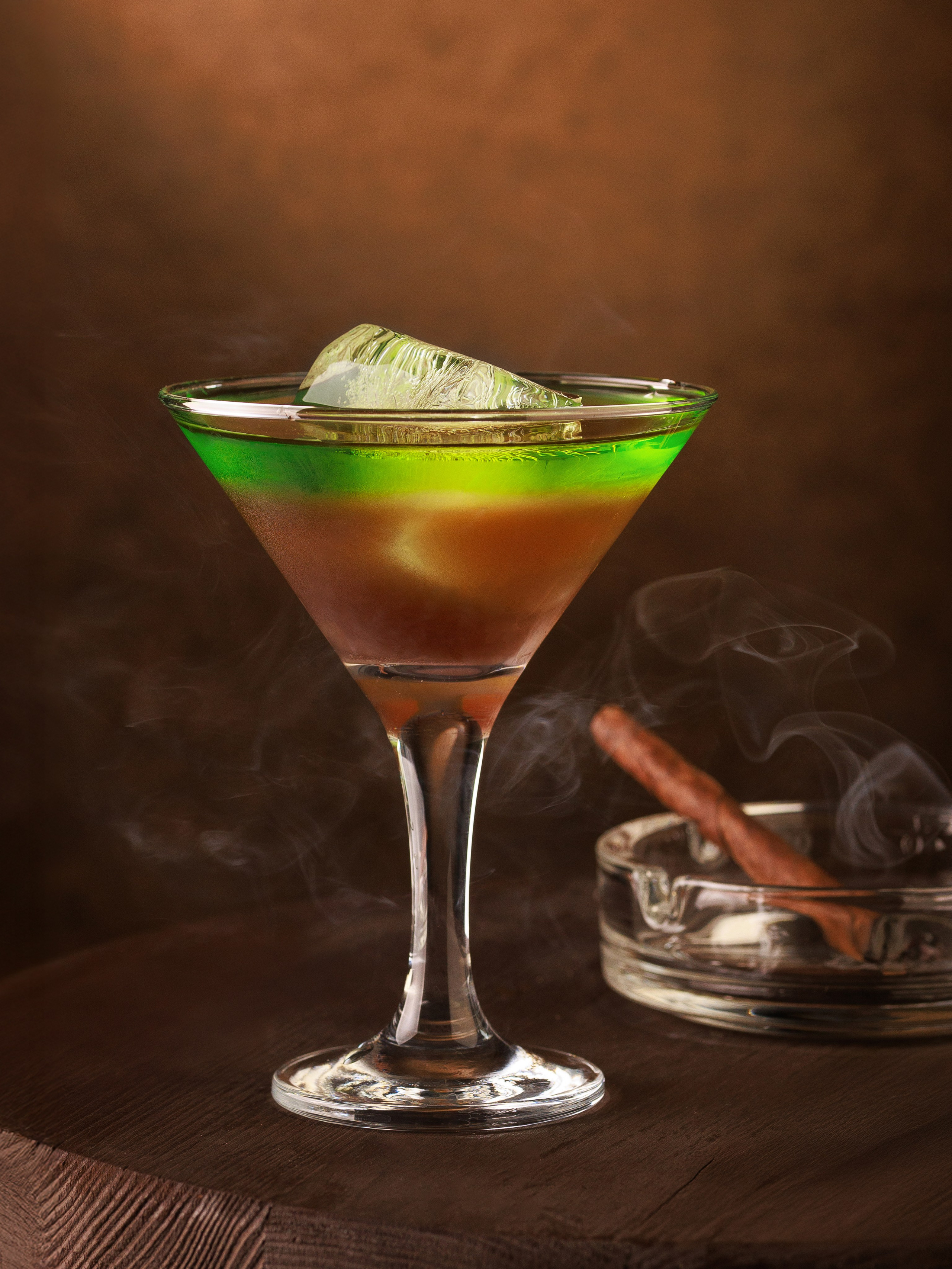 Коктейль мохито со льдом на барной стойке. Фудфото коктейля. Фудстайлинг коктейлей.