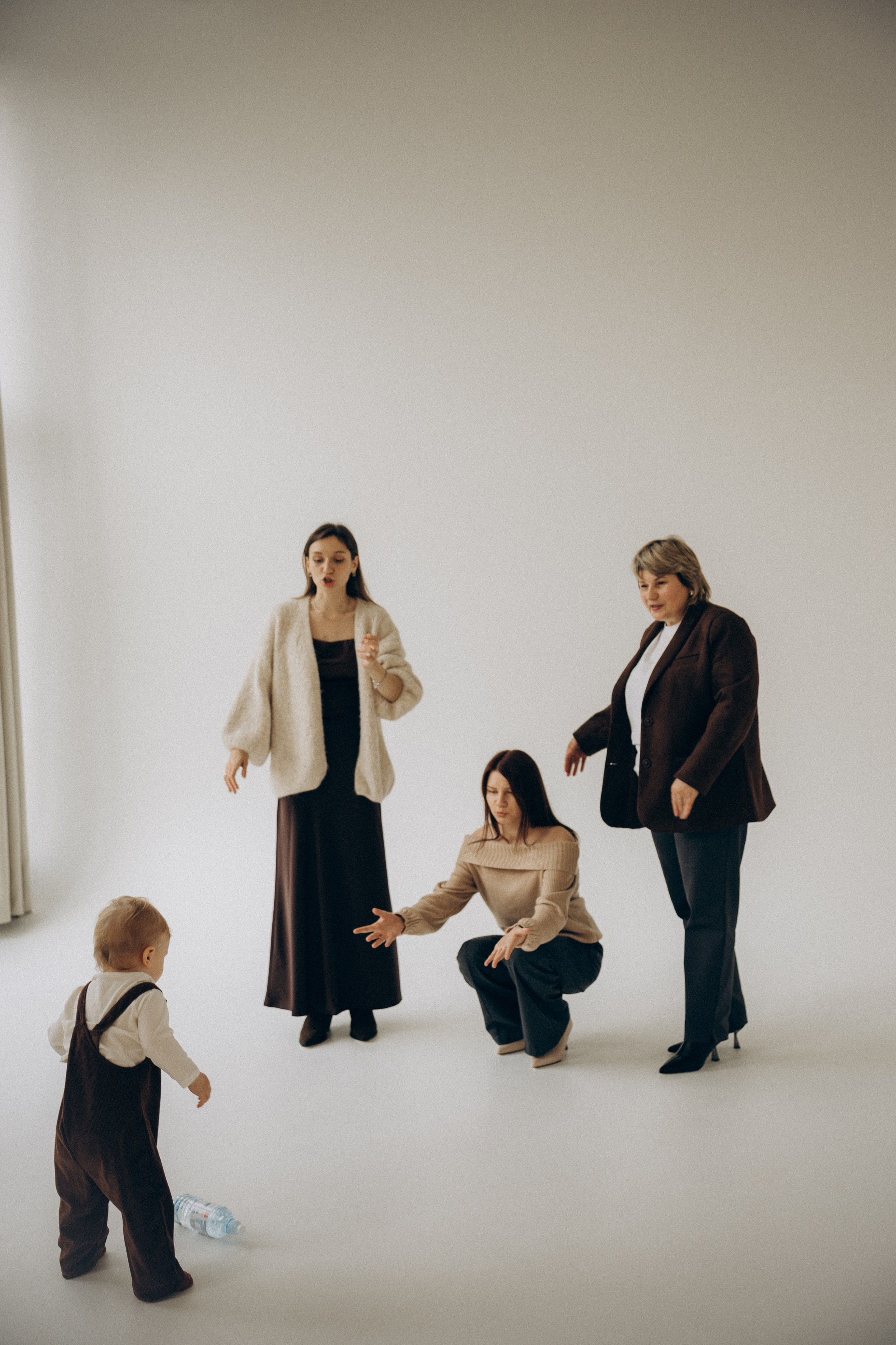 Семейная фотосессия, фотосессия поколения, фотосессия большой семьи, семейная фотосессия в студии