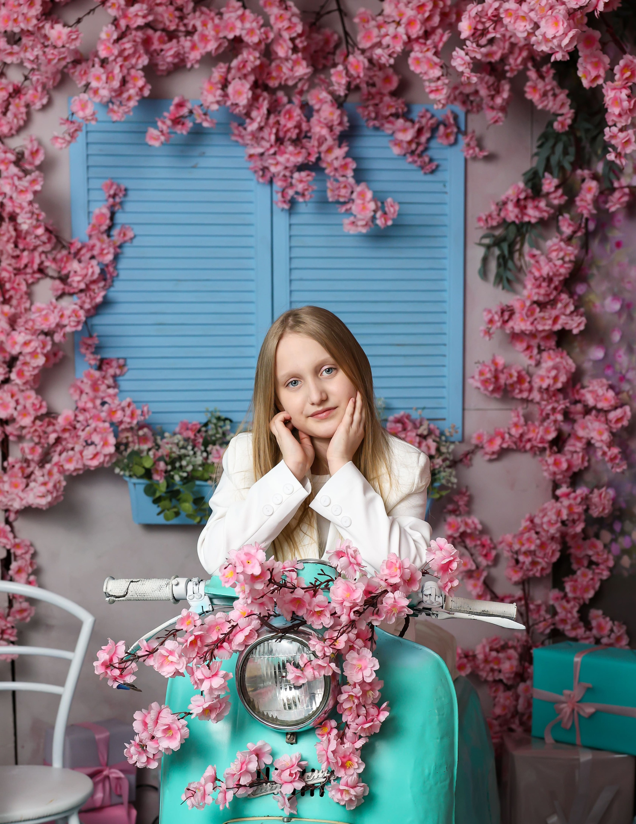 девочка с цветами у голубой стены, нежная детская фотосессия, фотограф Карасёва Елена